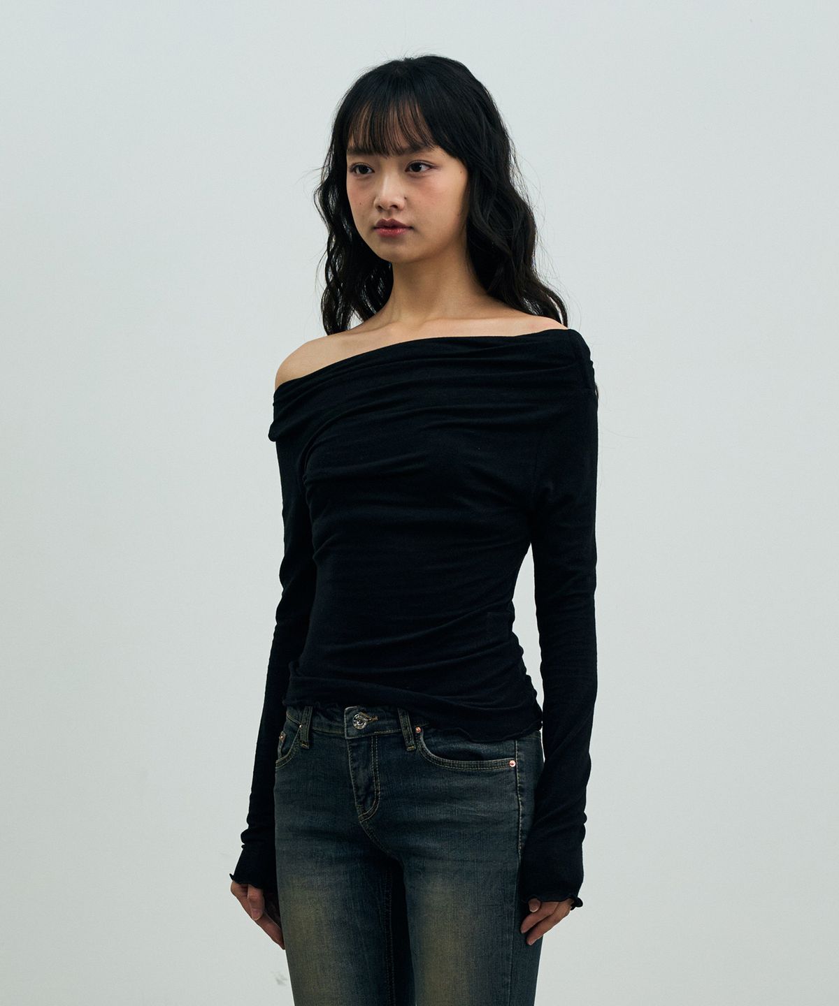 아리킴(ARIKIM) ELIN DRAPE OFF-SHOULDER TOP / BLACK