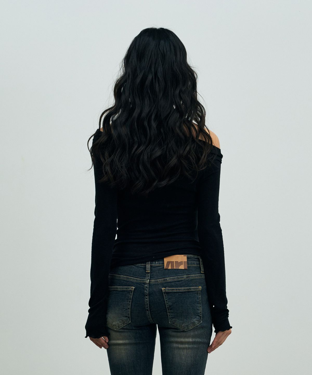아리킴(ARIKIM) ELIN DRAPE OFF-SHOULDER TOP / BLACK