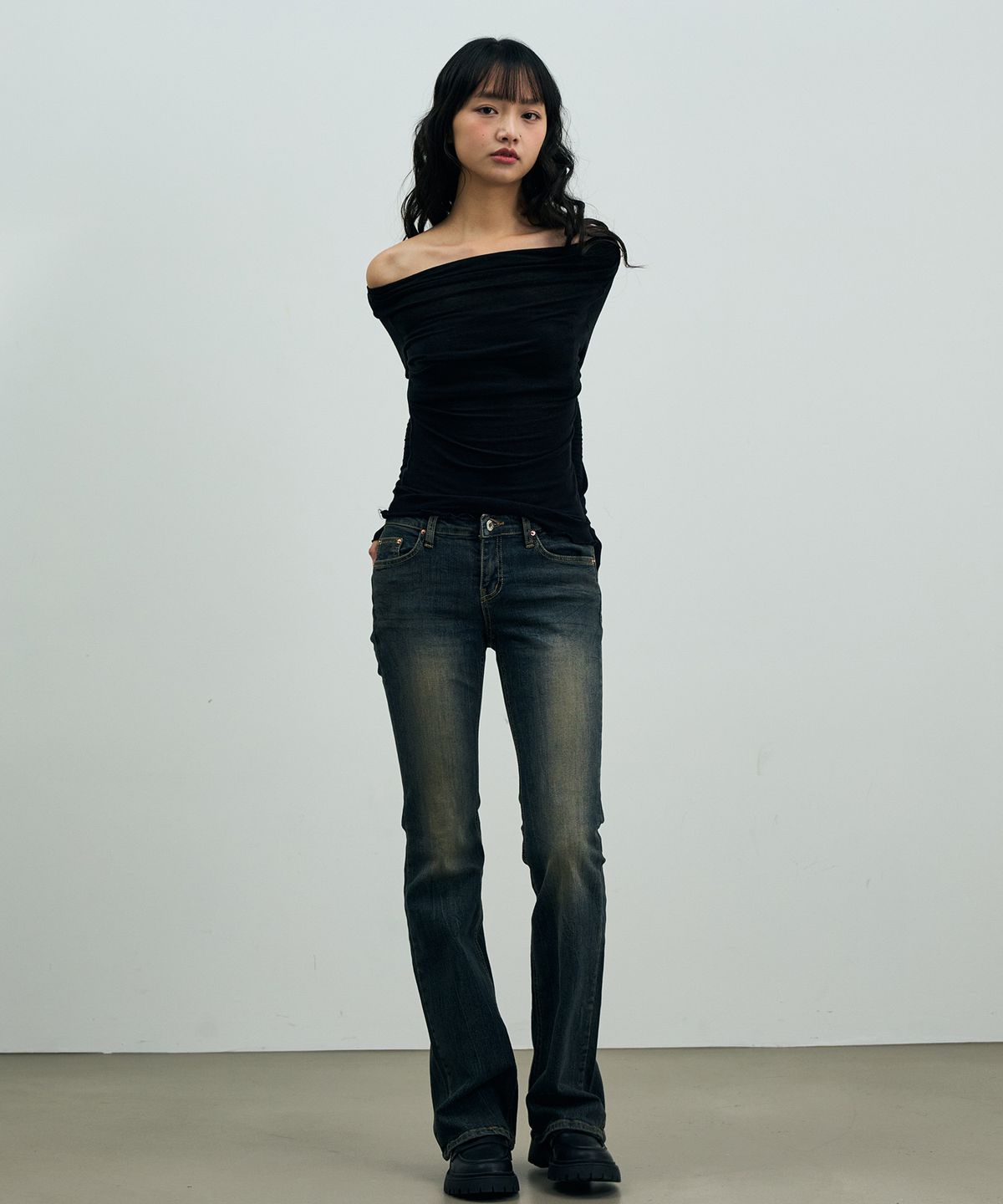 아리킴(ARIKIM) ELIN DRAPE OFF-SHOULDER TOP / BLACK