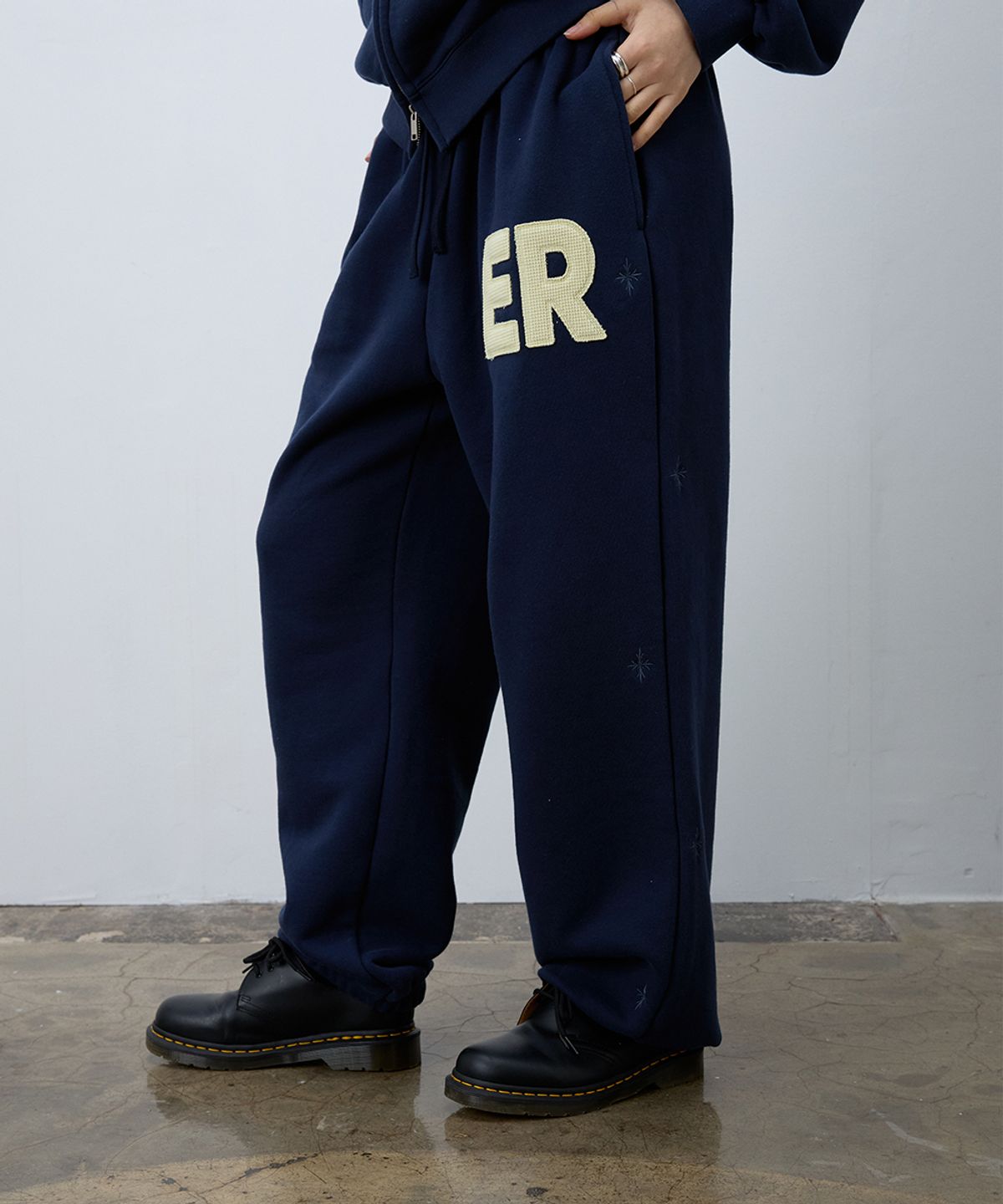 이이이알알알(EEERRR) ER waffle applique long sweat pants (Navy)