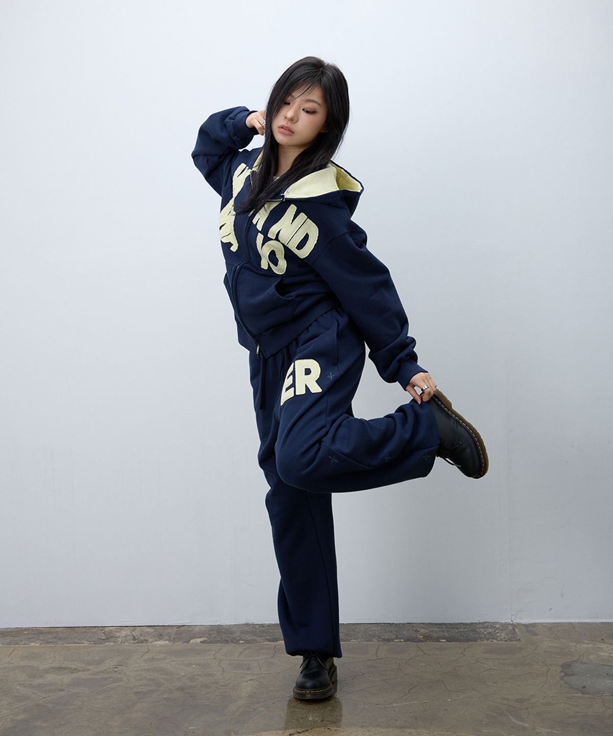 이이이알알알(EEERRR) ER waffle applique long sweat pants (Navy)