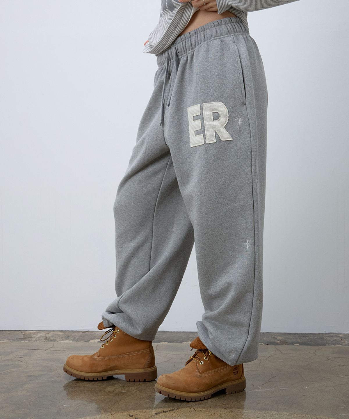 이이이알알알(EEERRR) ER waffle applique long sweat pants (Melange)