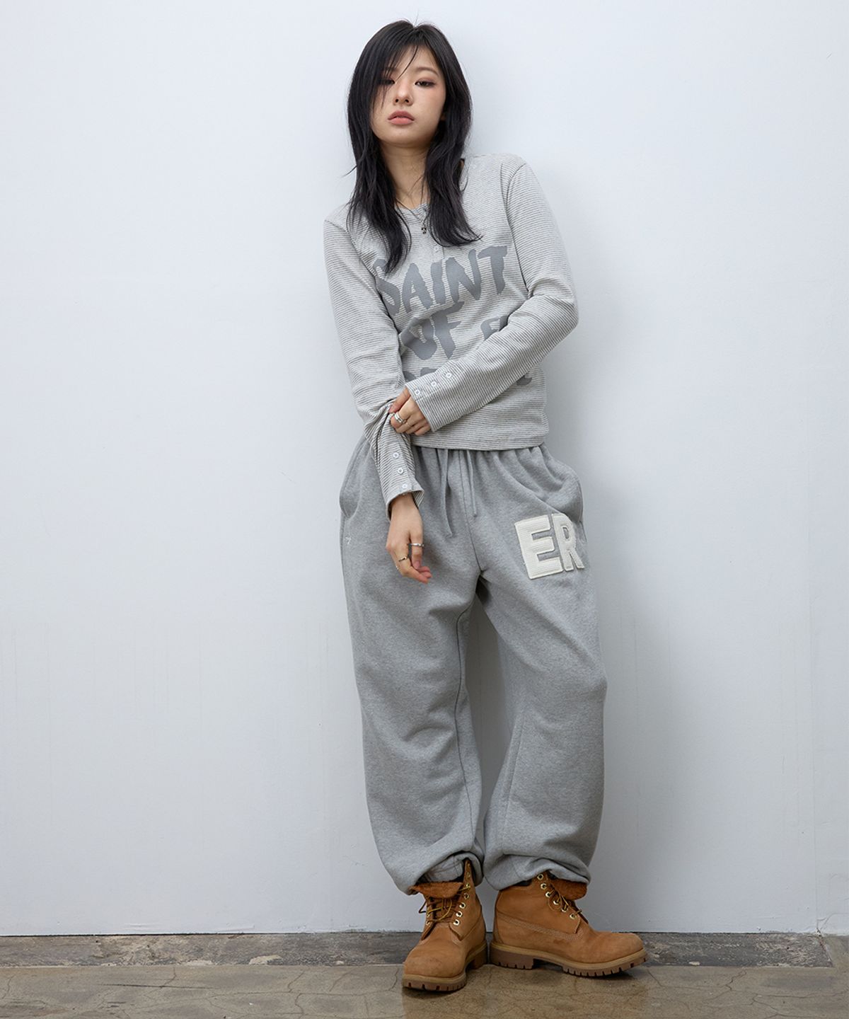 이이이알알알(EEERRR) ER waffle applique long sweat pants (Melange)