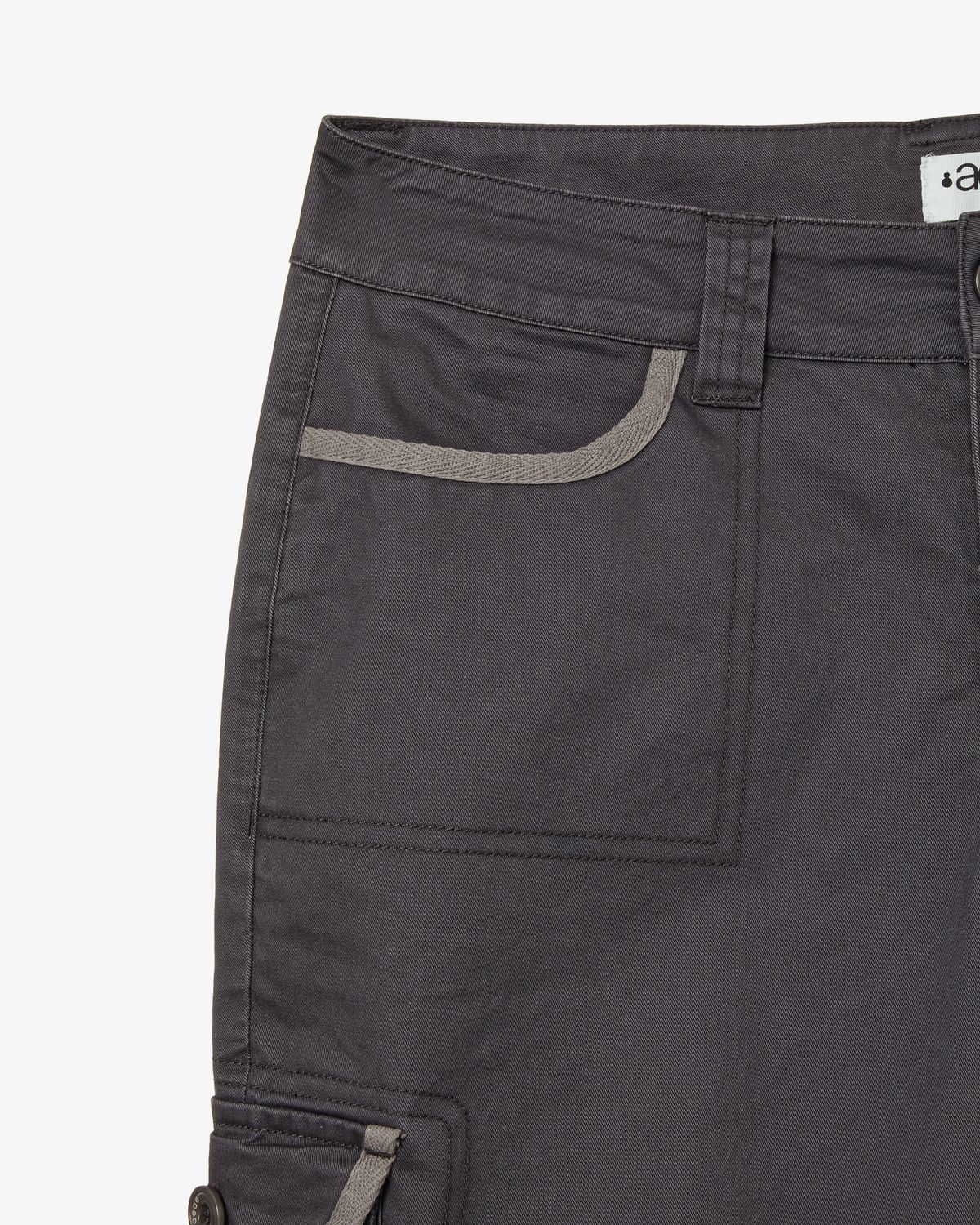 에이이에이이(AEAE) CAPRI CARGO PANTS [CHARCOAL]