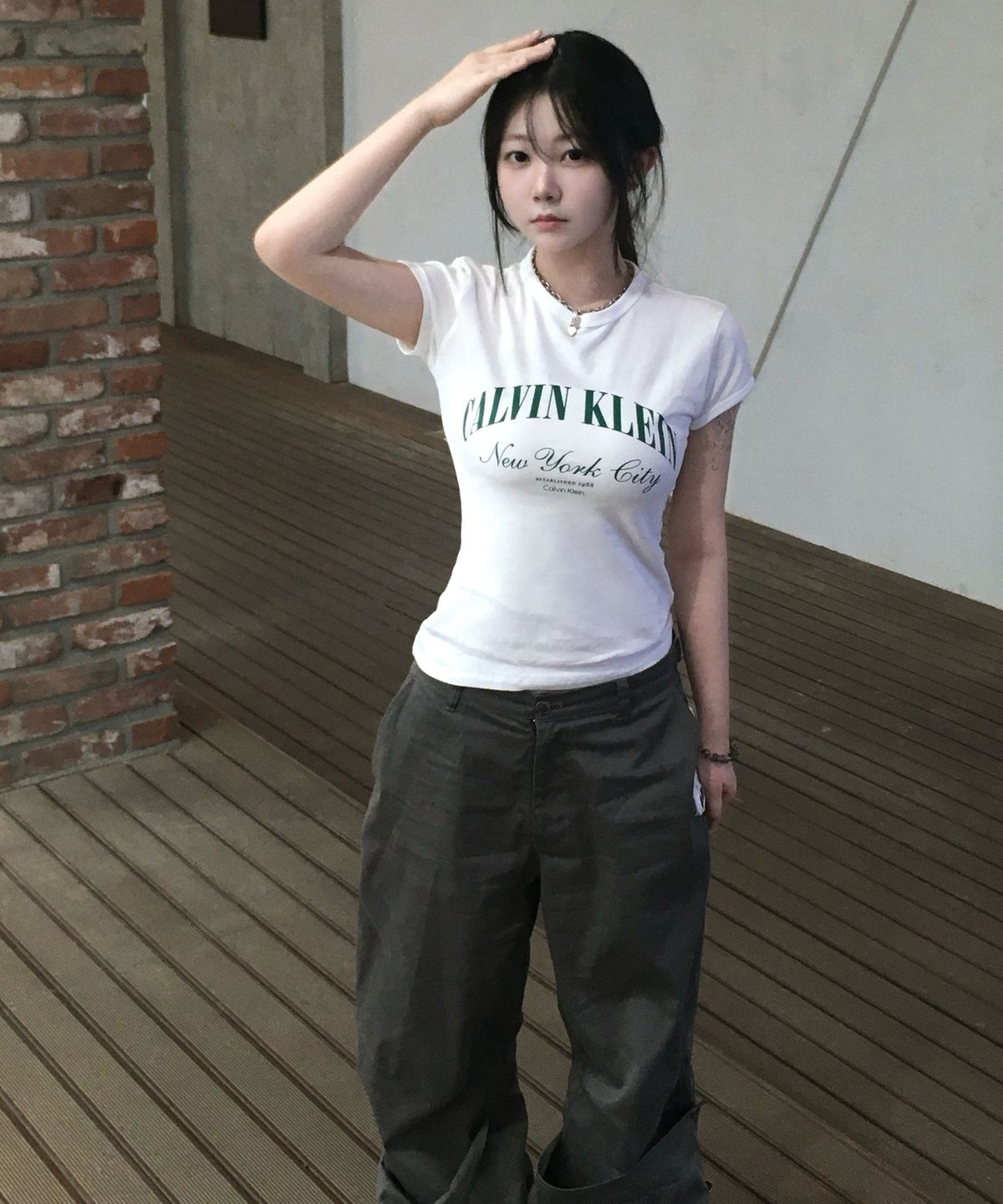 캘빈클라인 진(CALVIN KLEIN JEANS) 여성 그래픽 로고 베이비 반팔 티셔츠 47F815G YAF