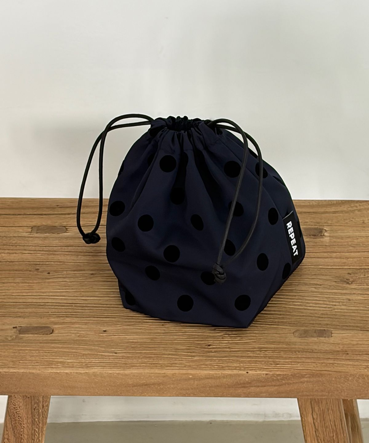 리핏(REPEAT) 도트 네이비 스트링 파우치 ML (2size)
