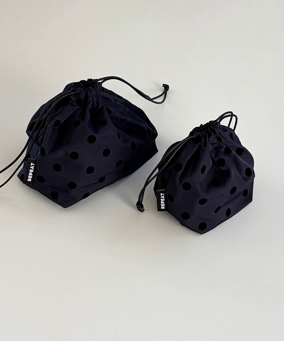 리핏(REPEAT) 도트 네이비 스트링 파우치 ML (2size)