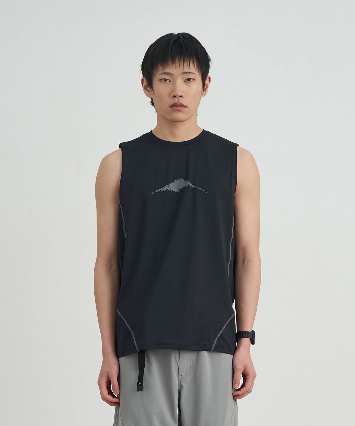 고요웨어(GOYOWEAR) 컷 오프 아스킨 슬리브리스 (블랙)