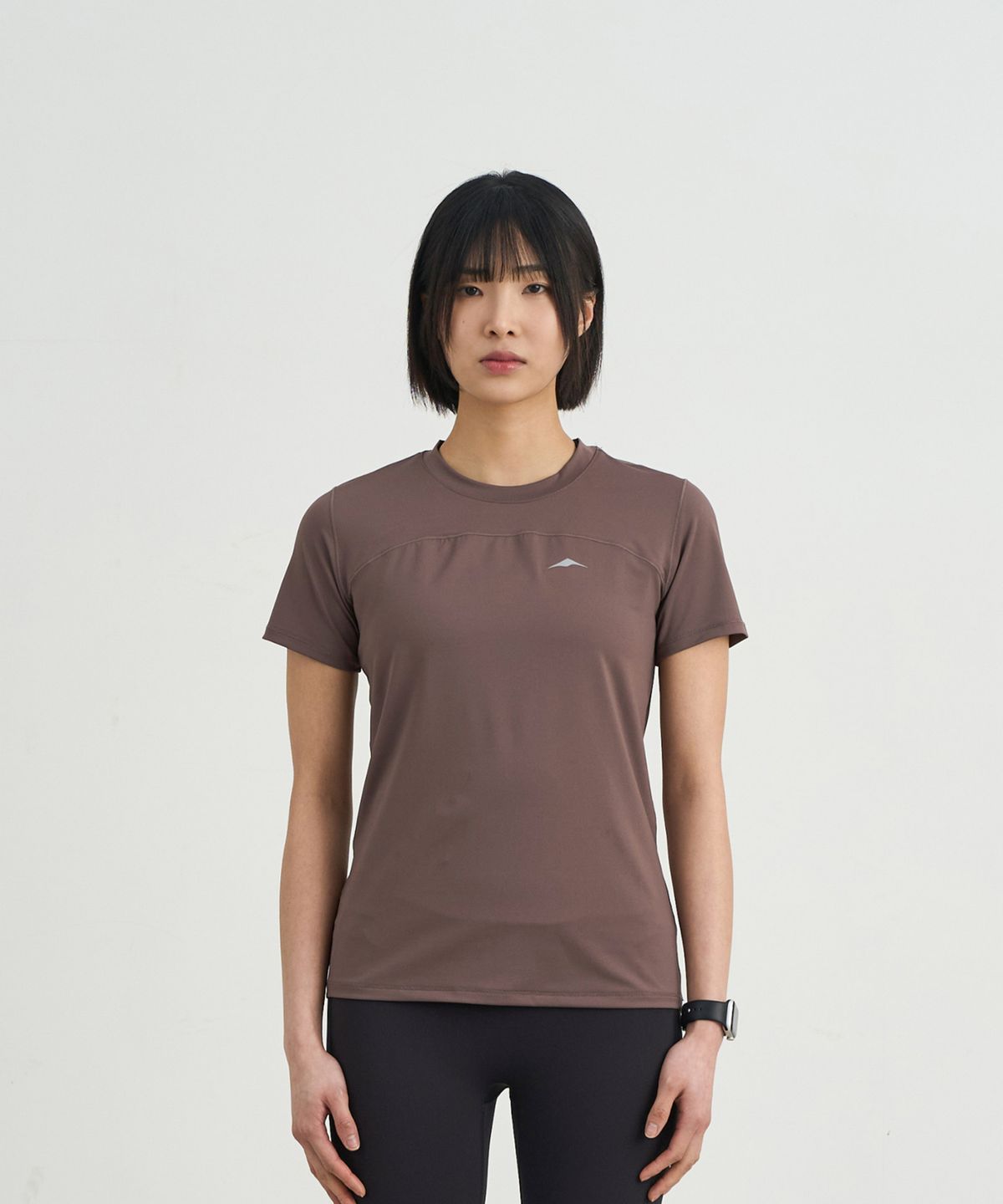고요웨어(GOYOWEAR) W 아스킨 로고 숏 슬리브 (브라운)