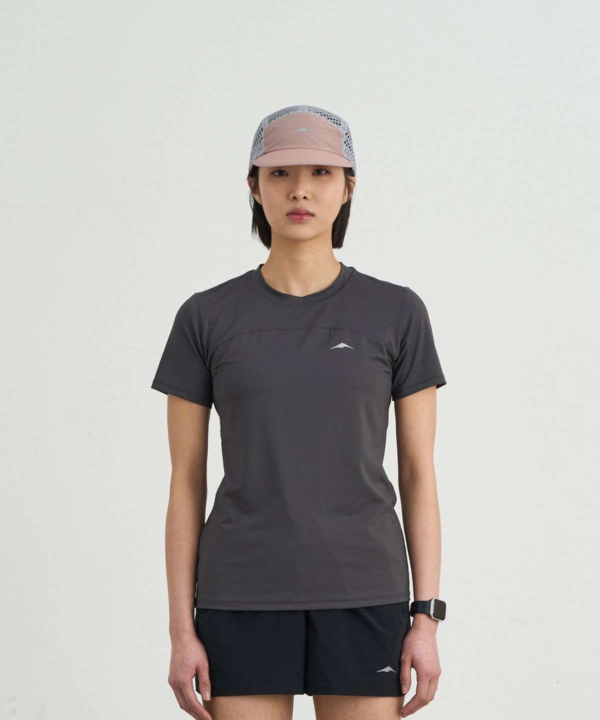 고요웨어(GOYOWEAR) W 아스킨 로고 숏 슬리브 (다크 그레이)