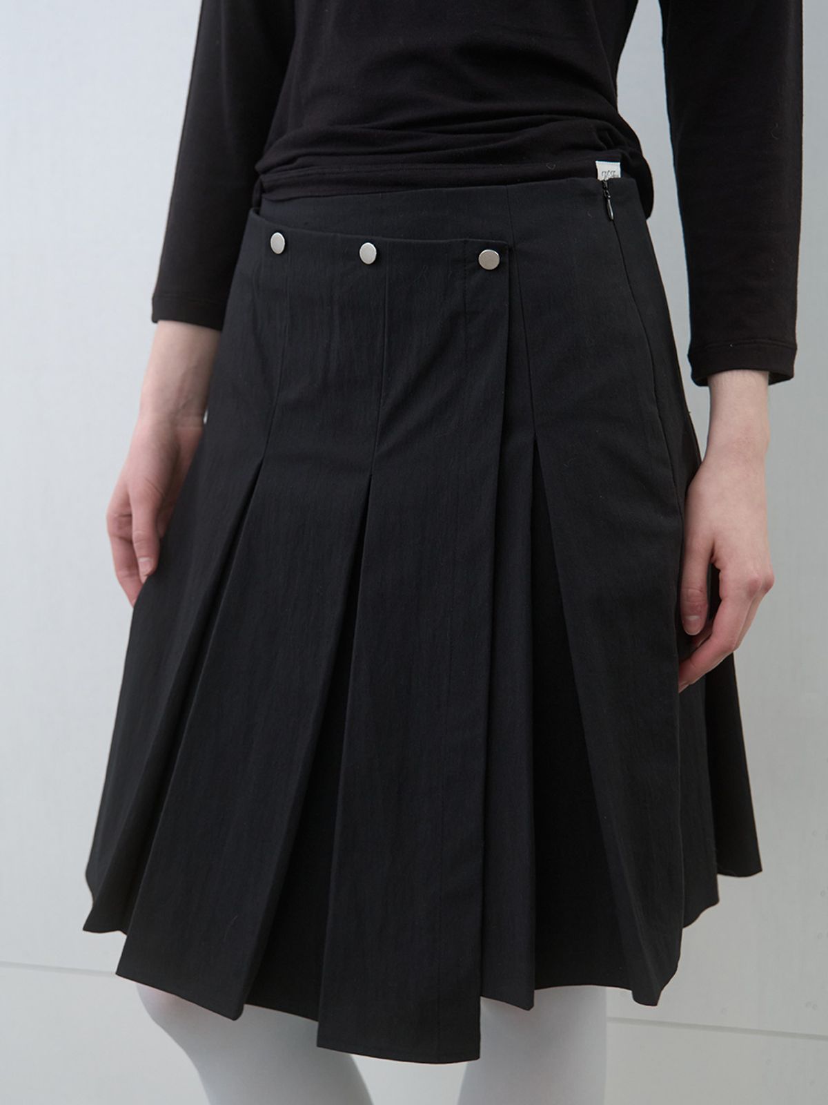 기준(KIJUN) Pleated Wrap Skirt Black