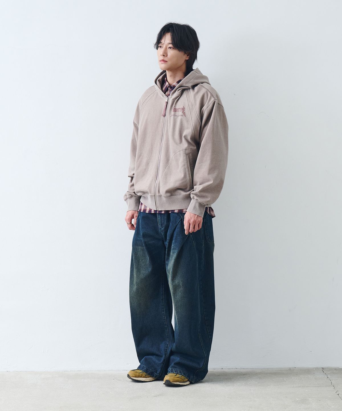 논타입(NONTYPE) SIGNATURE PRINT ZIP UP (PIGMENT BEIGE)