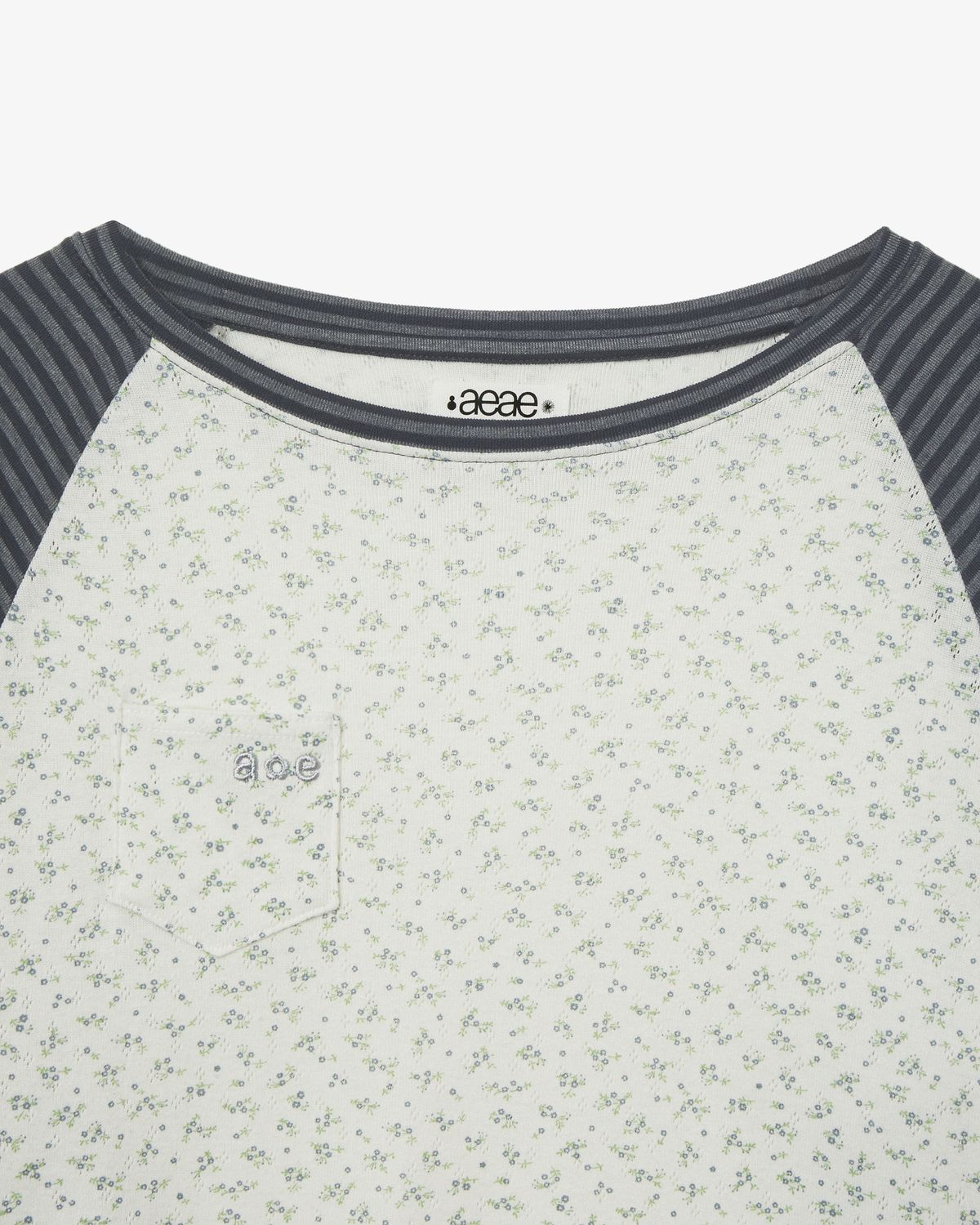 에이이에이이(AEAE) COZY FLOWER RAGLAN LONG SLEEVE [CHARCOAL]