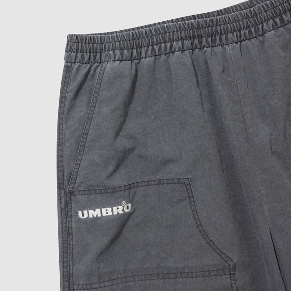 엄브로(UMBRO) HBL 엄그레이 워싱 6부 버뮤다 우븐 반바지 차콜 UR121CHP21