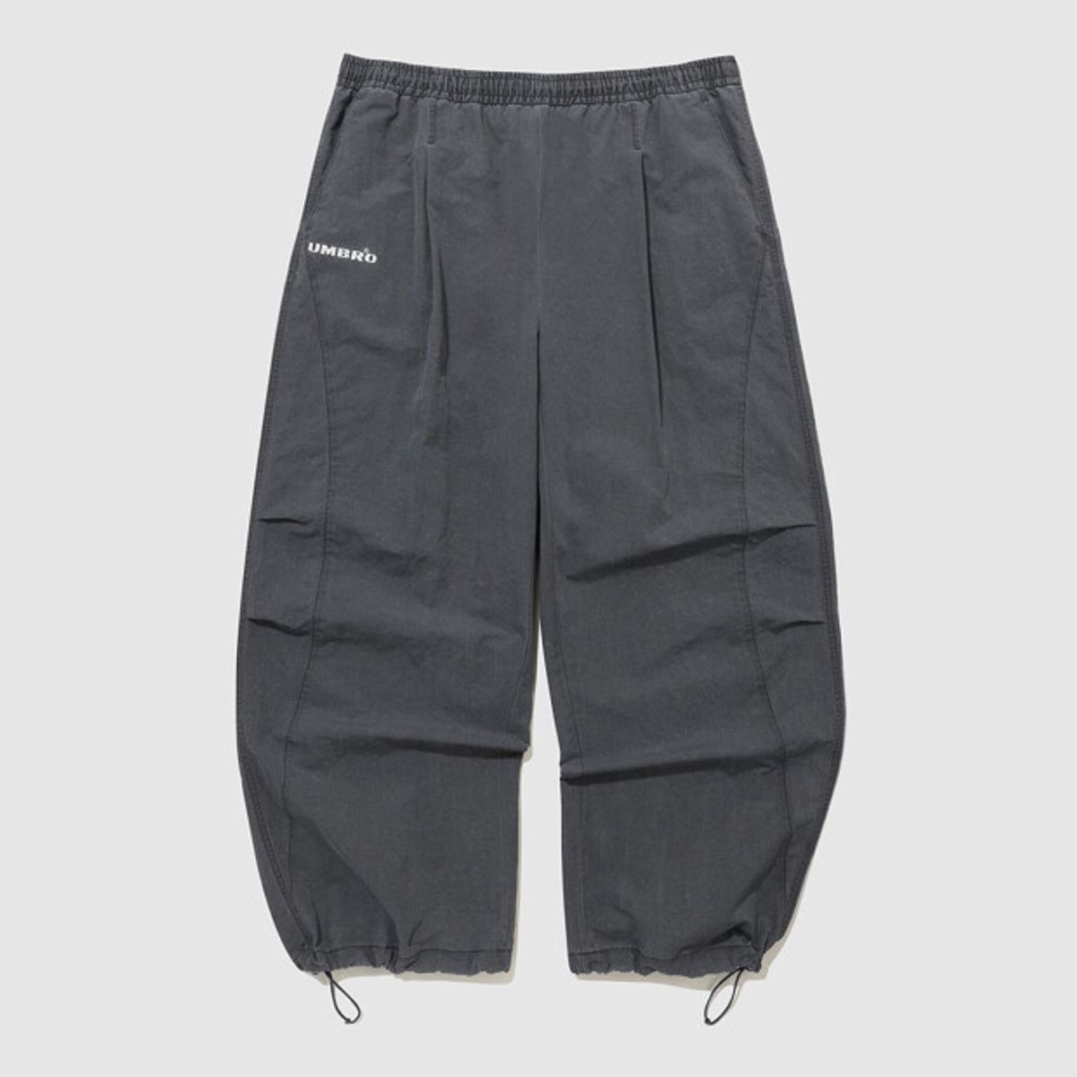 엄브로(UMBRO) HBL 엄그레이 워싱 파라슈트 와이드 조거 2WAY 팬츠 차콜 UR123CPT21