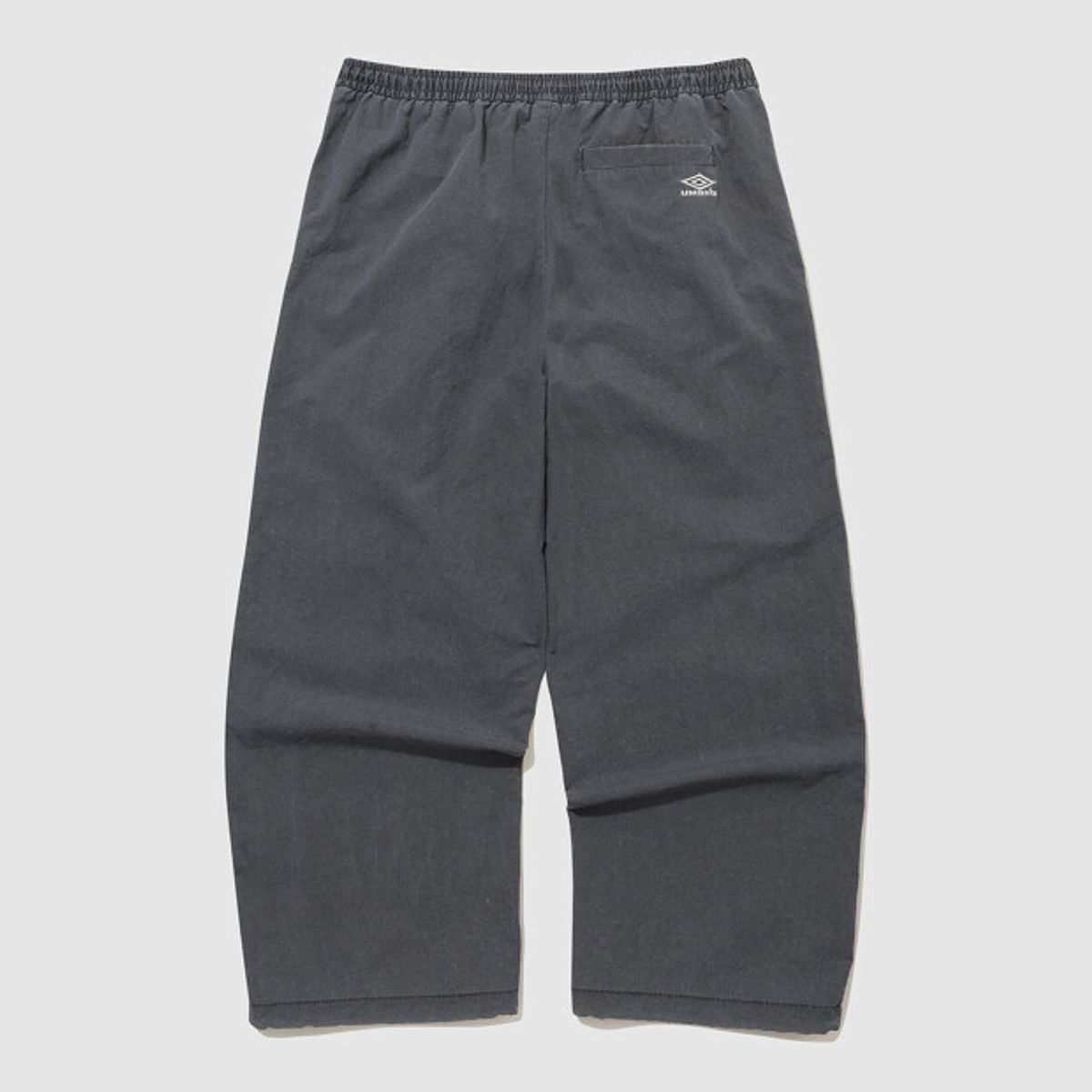 엄브로(UMBRO) HBL 엄그레이 워싱 파라슈트 와이드 조거 2WAY 팬츠 차콜 UR123CPT21