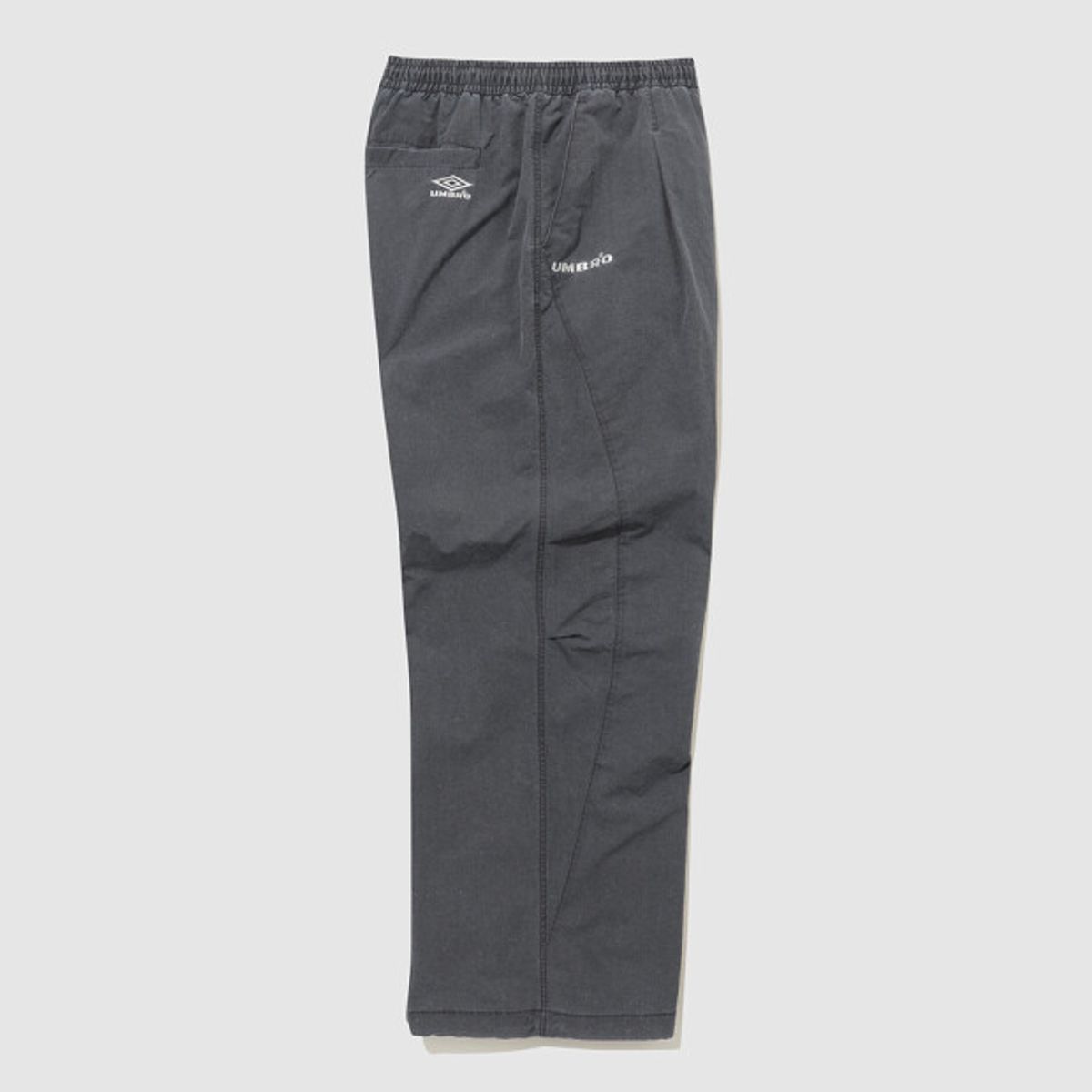 엄브로(UMBRO) HBL 엄그레이 워싱 파라슈트 와이드 조거 2WAY 팬츠 차콜 UR123CPT21