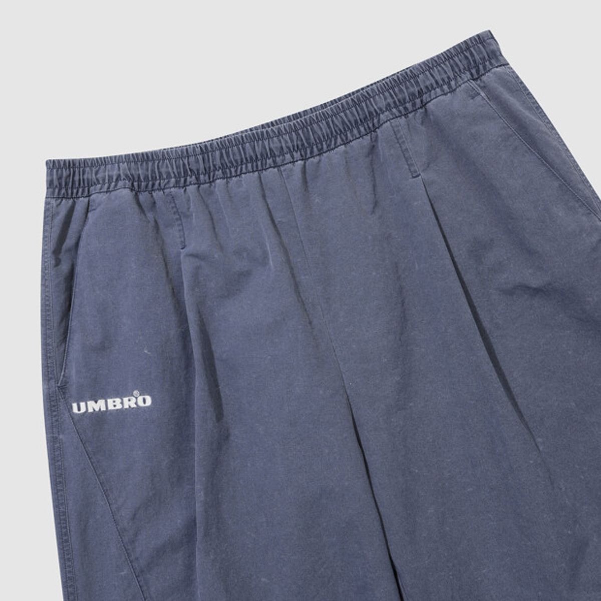 엄브로(UMBRO) HBL 엄그레이 워싱 파라슈트 와이드 조거 2WAY 팬츠 블루 UR123CPT21