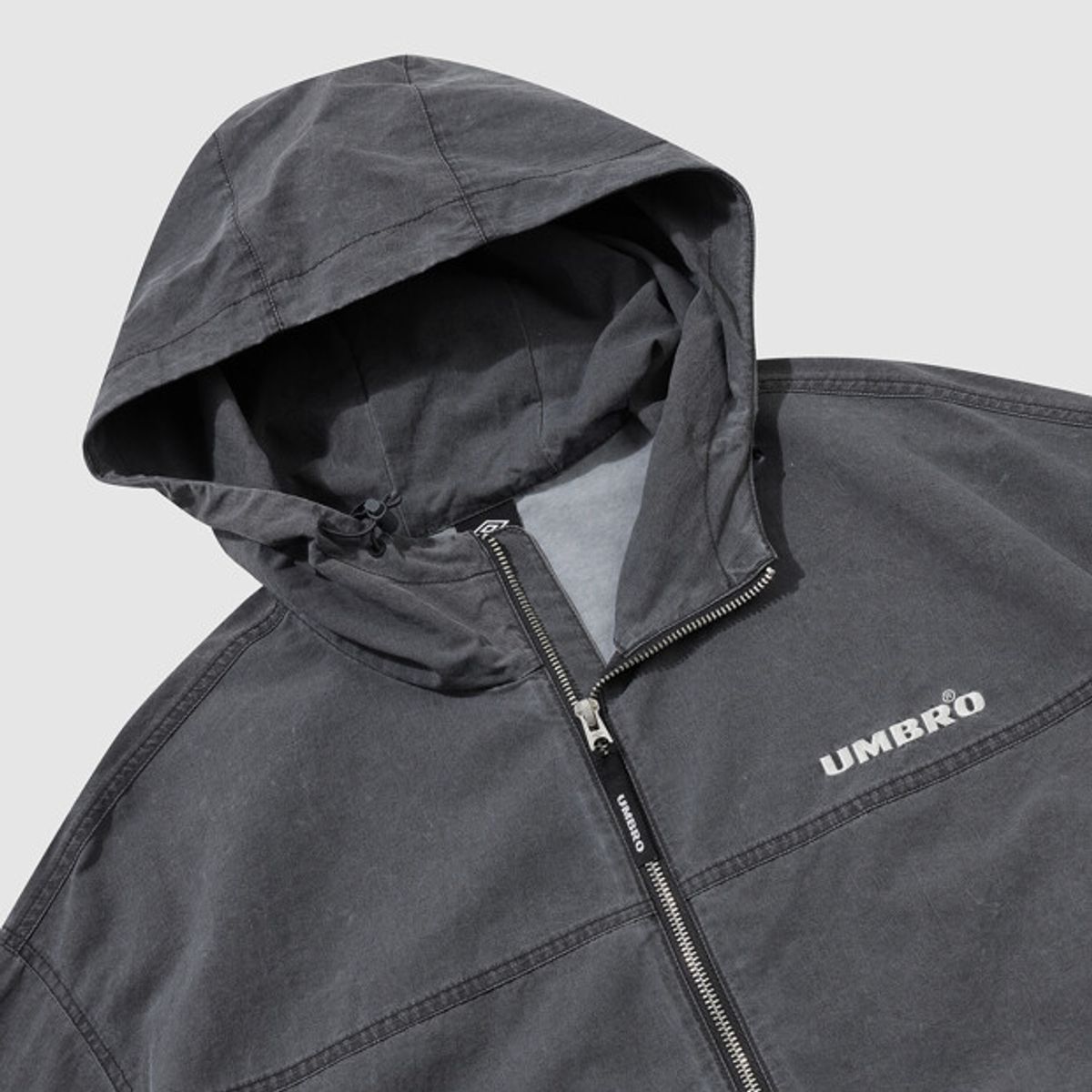 엄브로(UMBRO) HBL 엄그레이 워싱 후드 바람막이 자켓 차콜 UR124CJK21