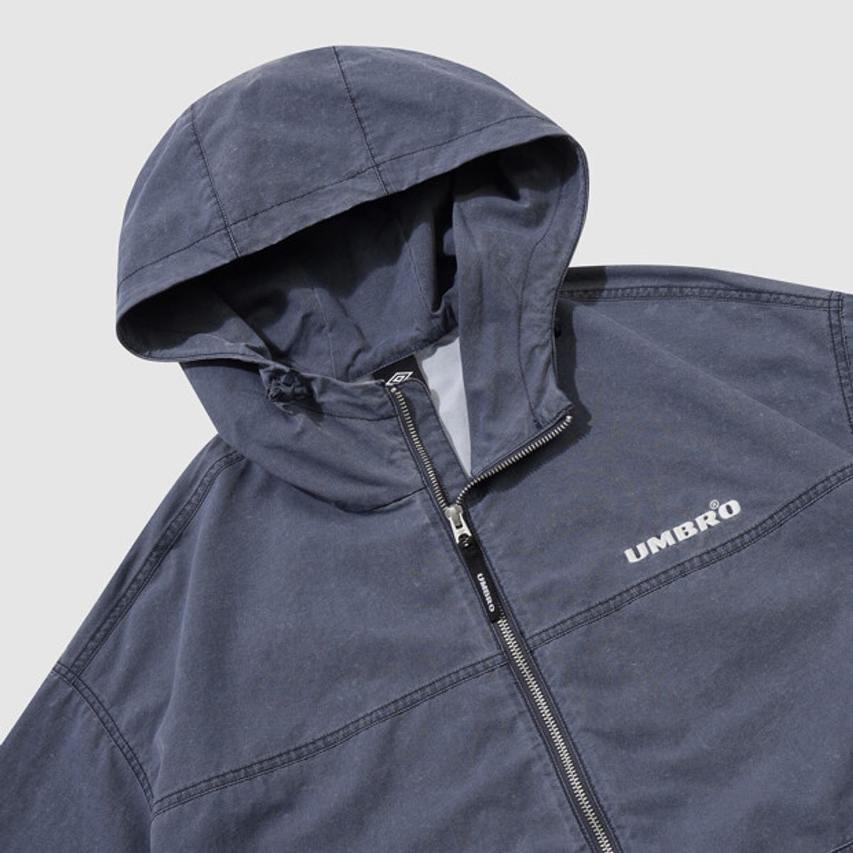 엄브로(UMBRO) HBL 엄그레이 워싱 후드 바람막이 자켓 블루 UR124CJK21