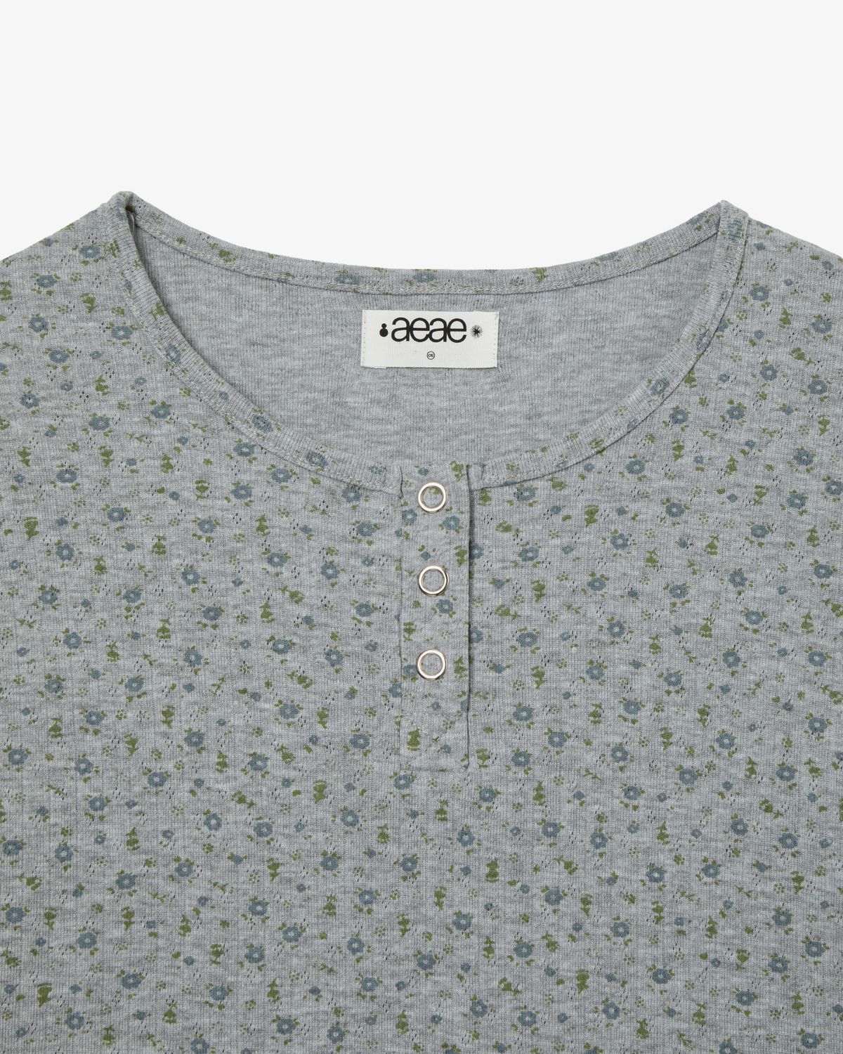 에이이에이이(AEAE) FLOWER HENLEY NECK TEE [MELANGE GREY]