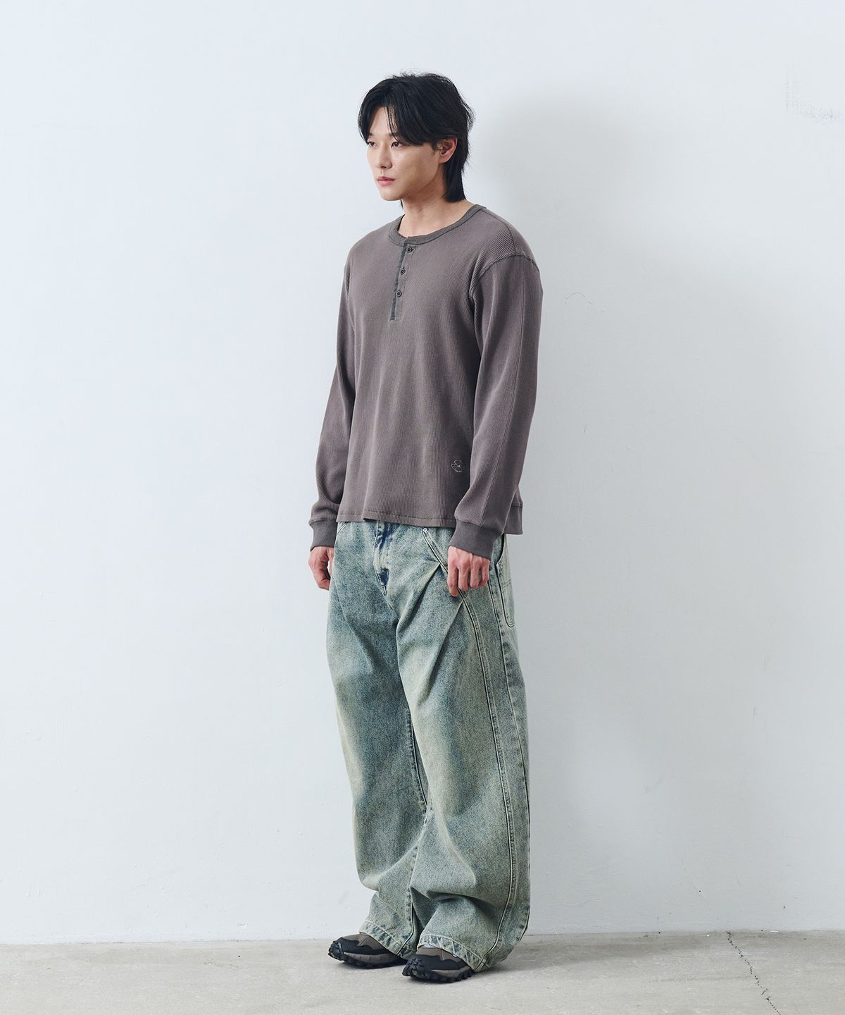 논타입(NONTYPE) CURVED DIAGONAL TUCK DENIM (WASHED BLUE)