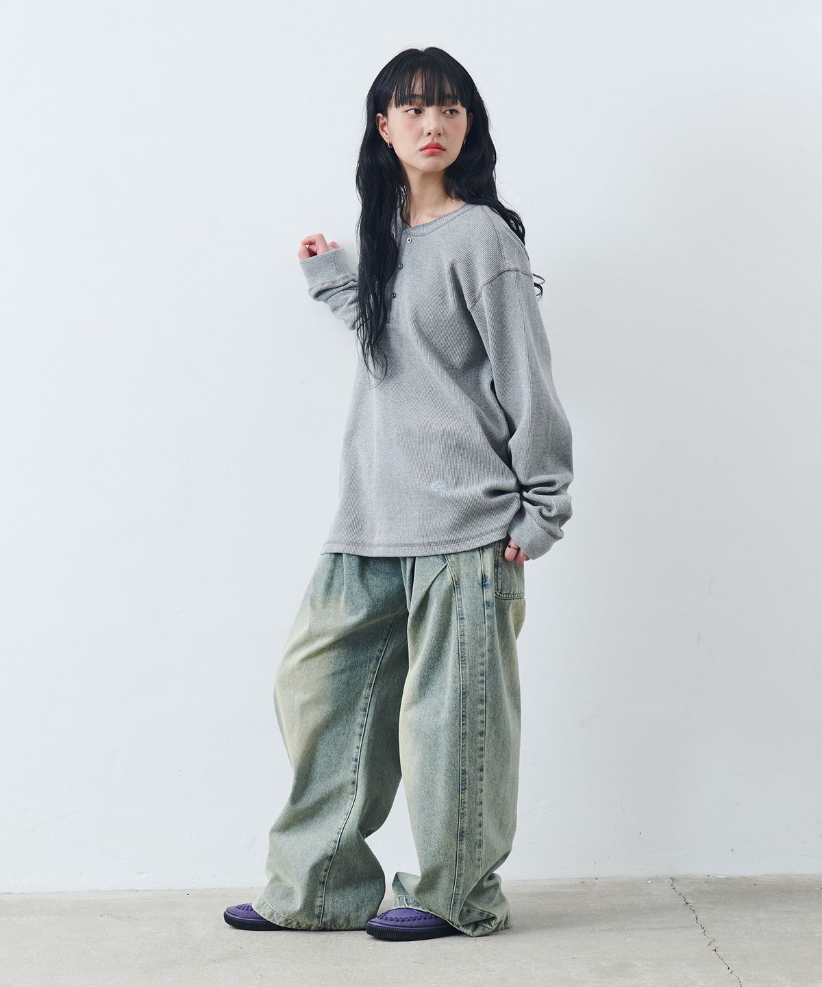 논타입(NONTYPE) CURVED DIAGONAL TUCK DENIM (WASHED BLUE)