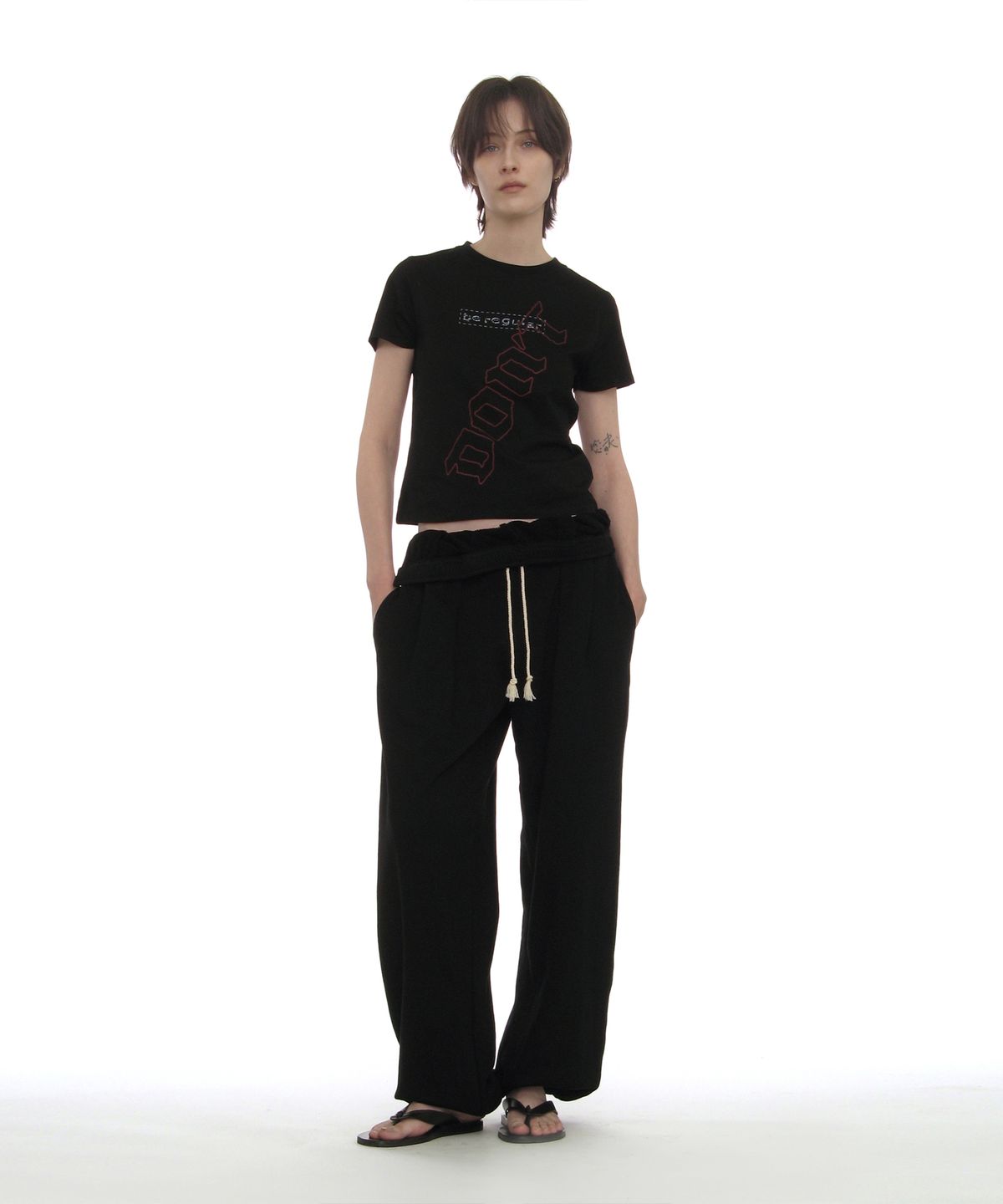 파르티멘토 우먼(PARTIMENTO WOMEN) DBR 프린트 릴렉스드 티_블랙