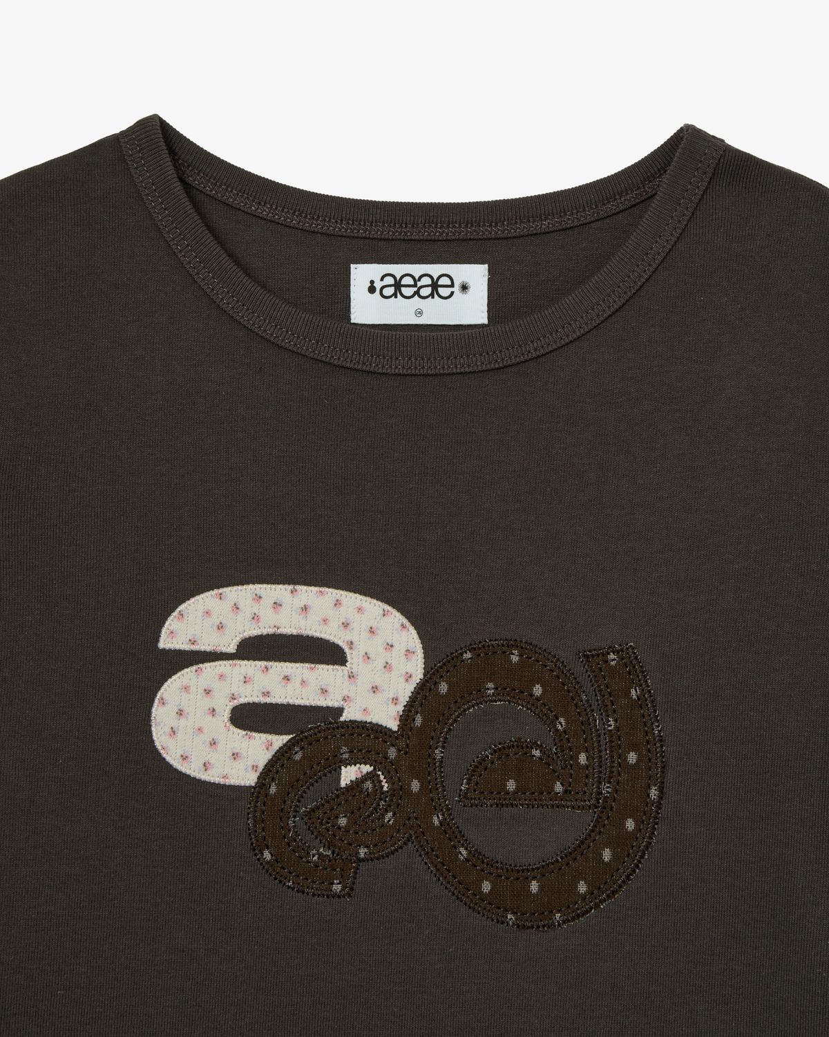 에이이에이이(AEAE) APPLIQUE FLOWER LOGO TEE [DARK BROWN]
