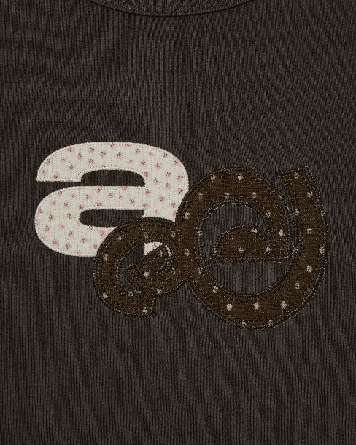 에이이에이이(AEAE) APPLIQUE FLOWER LOGO TEE [DARK BROWN]
