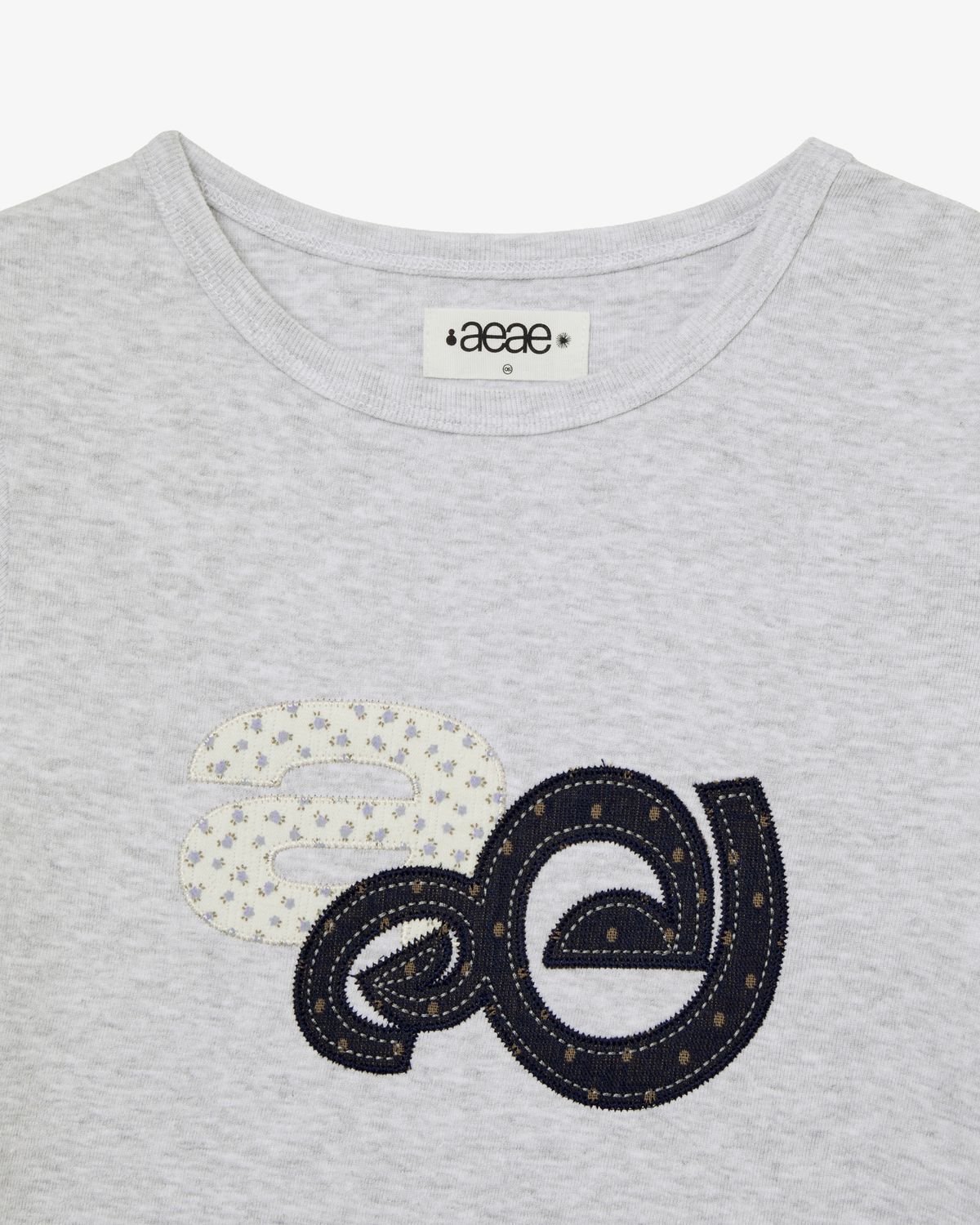 에이이에이이(AEAE) APPLIQUE FLOWER LOGO TEE [LIGHT GREY]