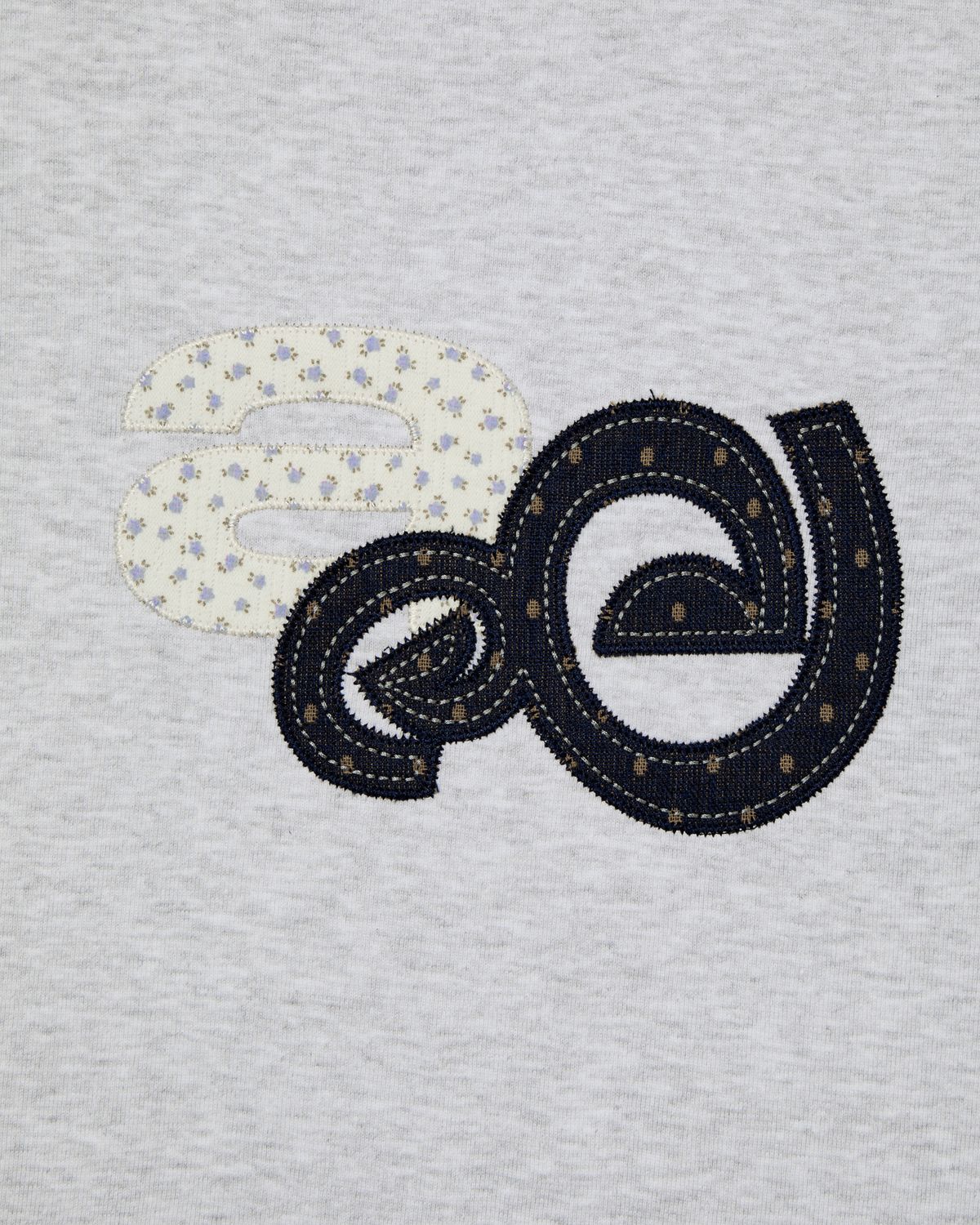 에이이에이이(AEAE) APPLIQUE FLOWER LOGO TEE [LIGHT GREY]