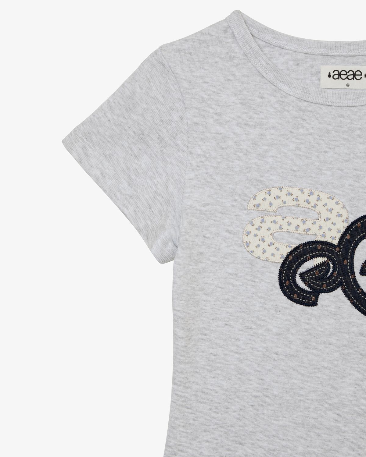 에이이에이이(AEAE) APPLIQUE FLOWER LOGO TEE [LIGHT GREY]