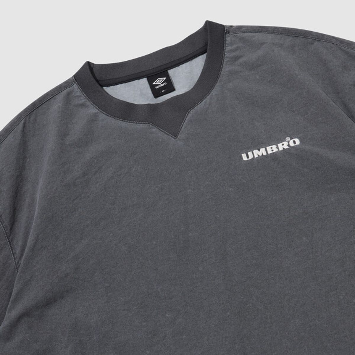 엄브로(UMBRO) HBL 엄그레이 워싱 긴팔 피스테 차콜 UR121CWT25
