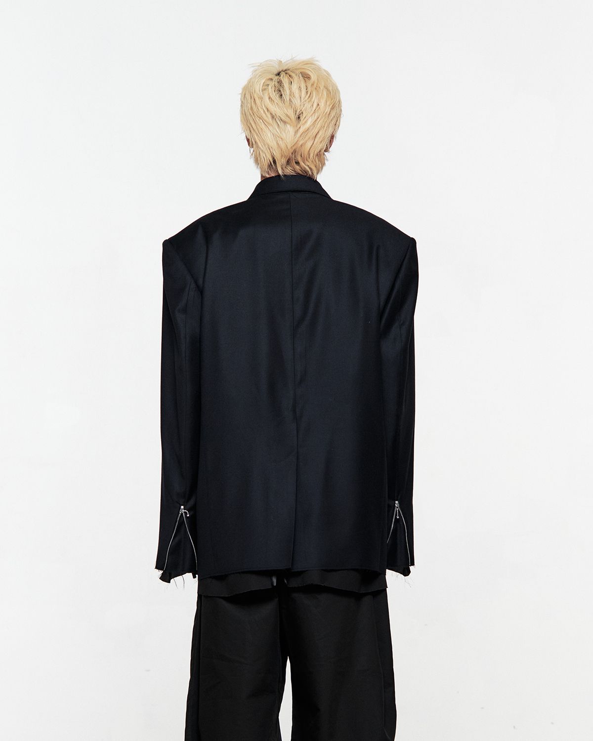 더뮤지엄비지터(THEMUSEUMVISITOR) ART GRAPHIC LINER CHAIN BLAZER (BLACK)