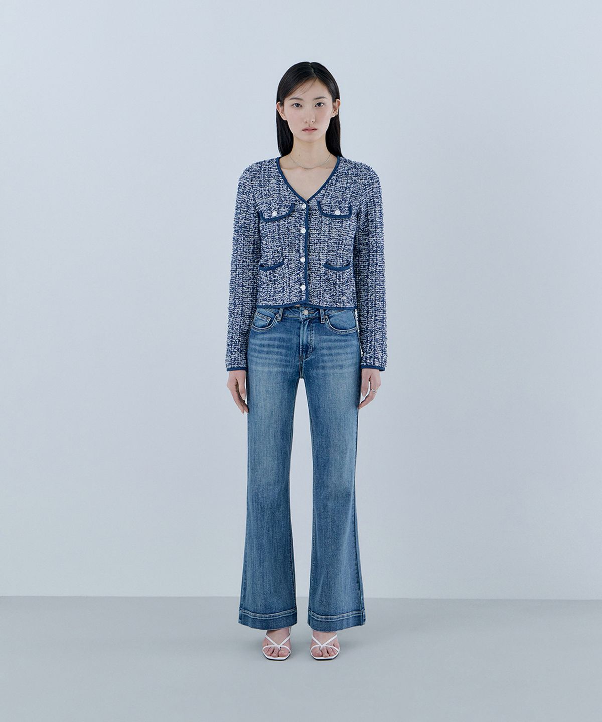 게스(GUESS) 1color 밑단 디테일 MBL톤 부츠컷 데님 OQ1D5027