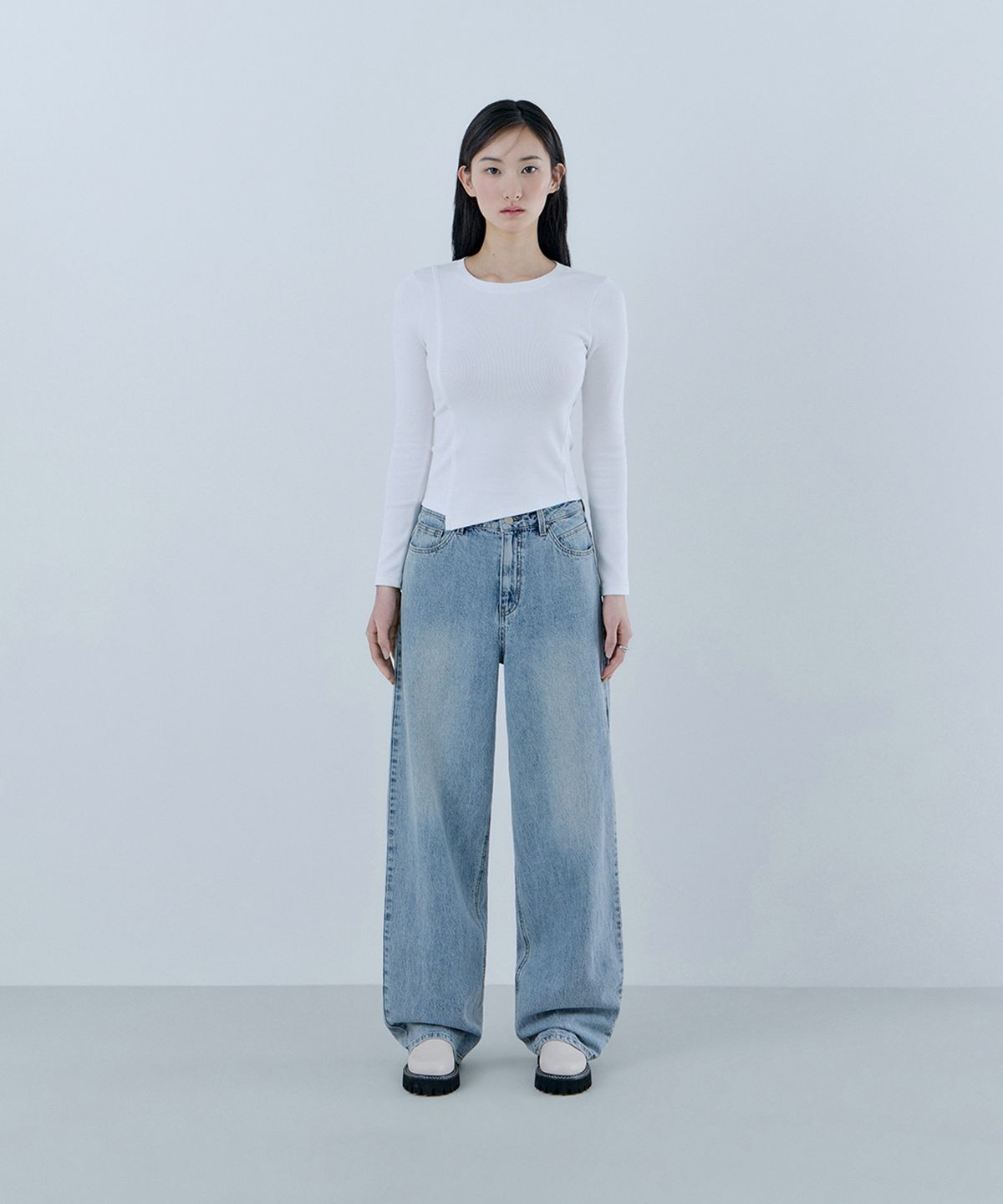 게스(GUESS) 1color MBL톤 와이드 배럴핏 데님 OQ1D5105