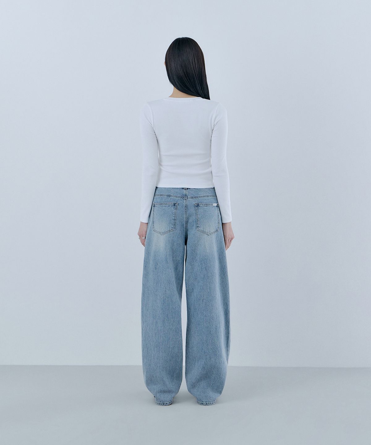 게스(GUESS) 1color MBL톤 와이드 배럴핏 데님 OQ1D5105