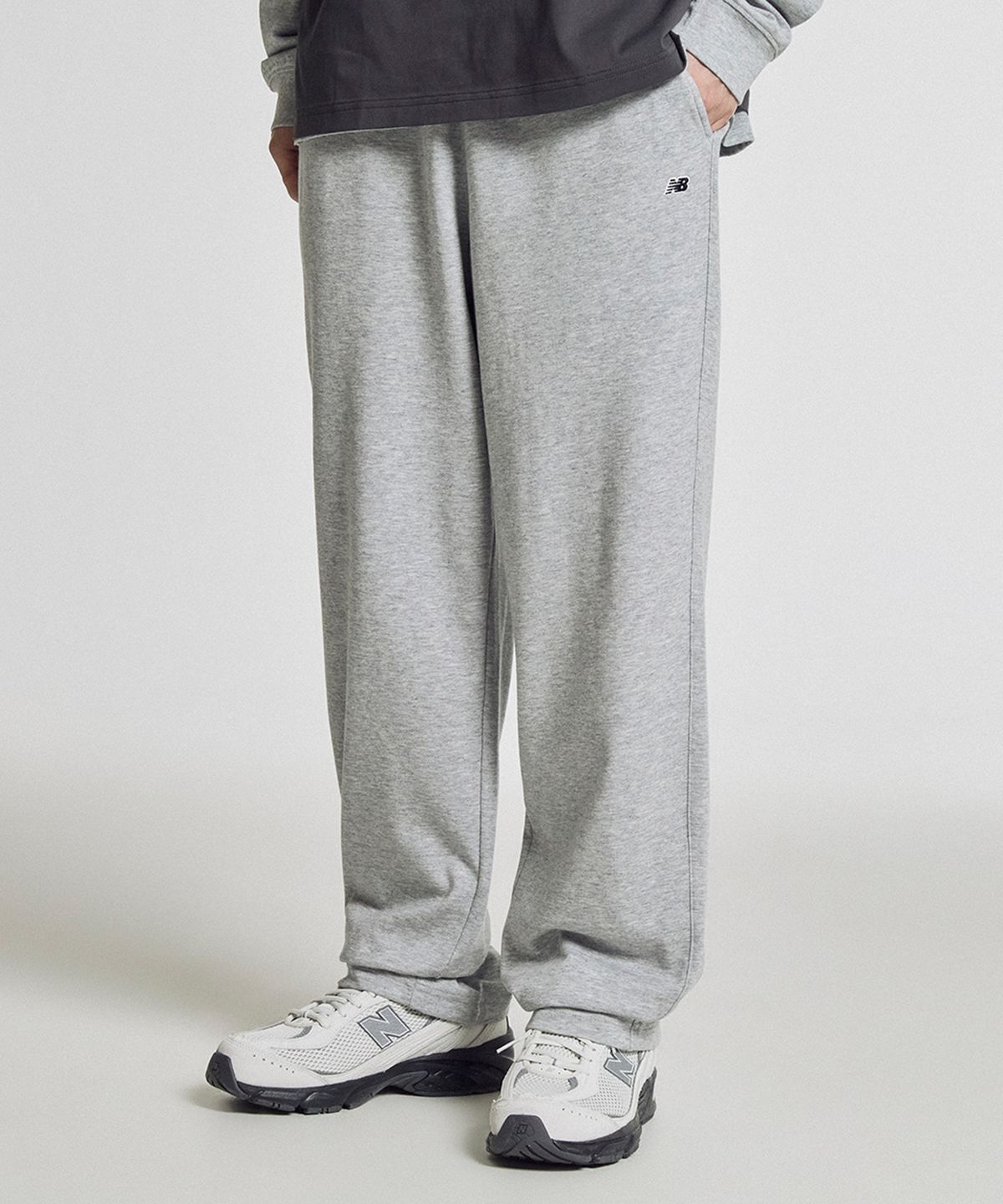 뉴발란스(NEW BALANCE) NBMLG21403 / UNI 에센셜 썸머 경량 스트레이트 팬츠 (GRAY)