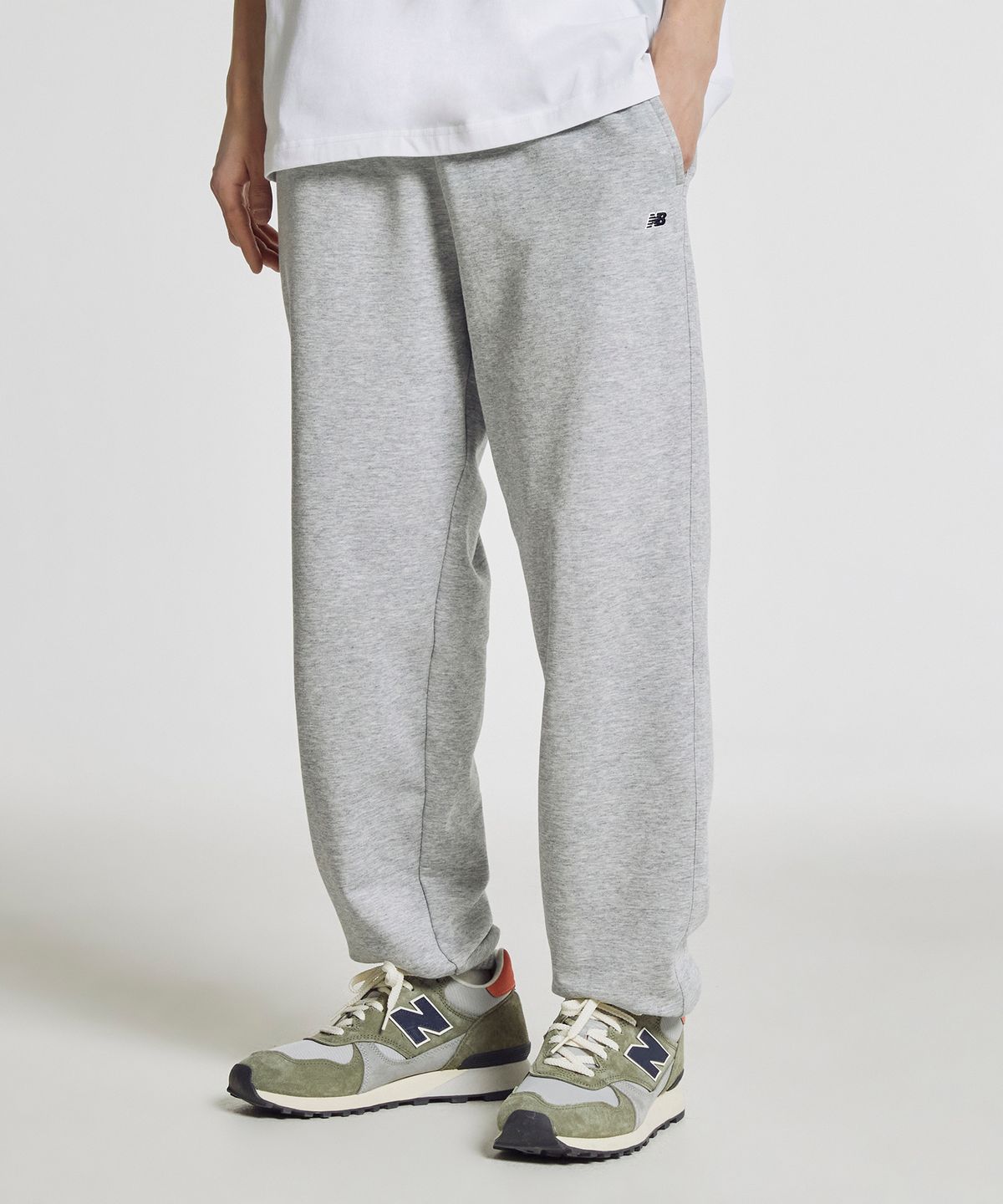 뉴발란스(NEW BALANCE) NBMLG21423 / UNI 에센셜 썸머 경량 조거 팬츠 (GRAY)