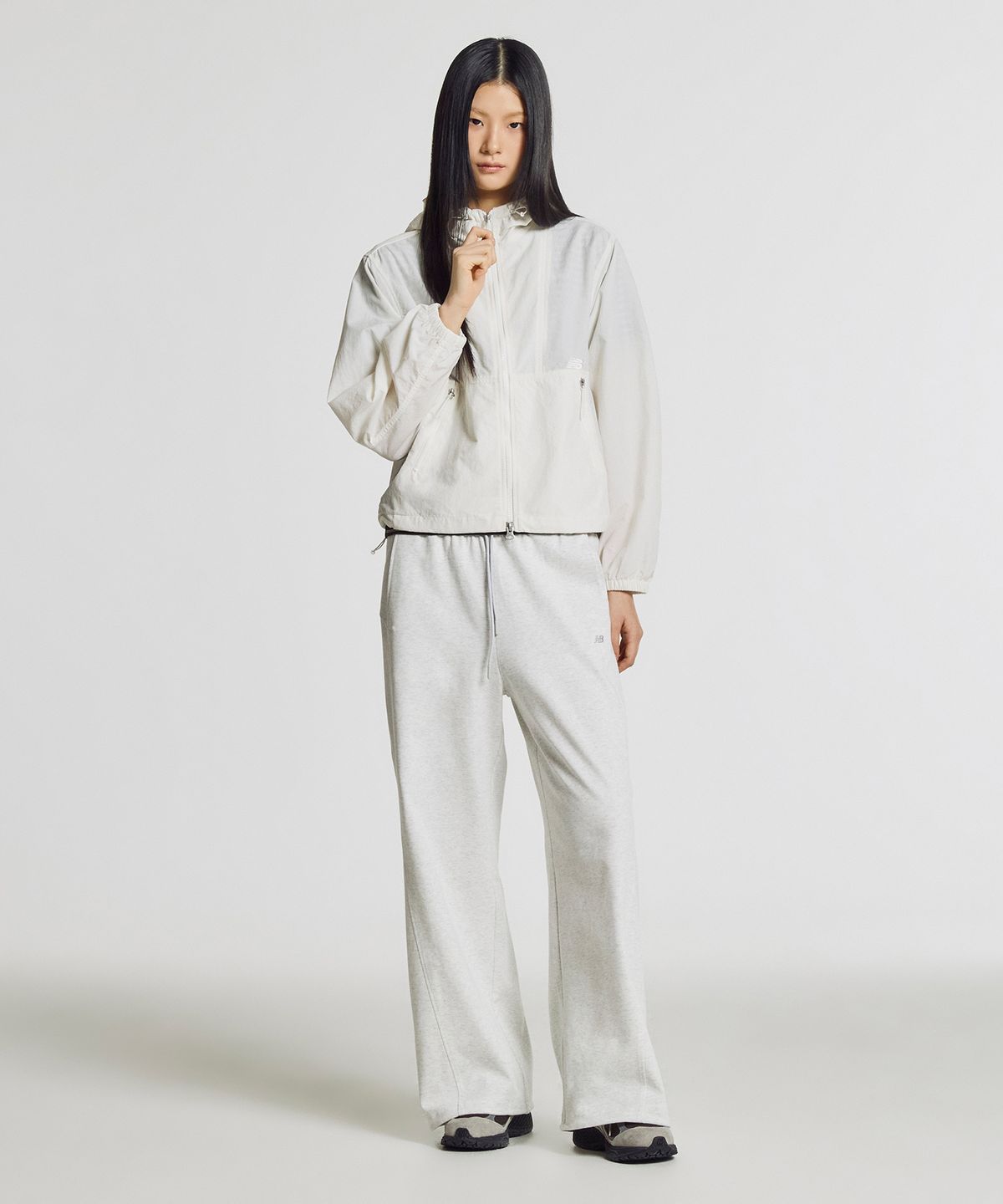 뉴발란스(NEW BALANCE) NBNAG2W322 / WOMEN 에센셜 후드 우븐 자켓 (CREAM)