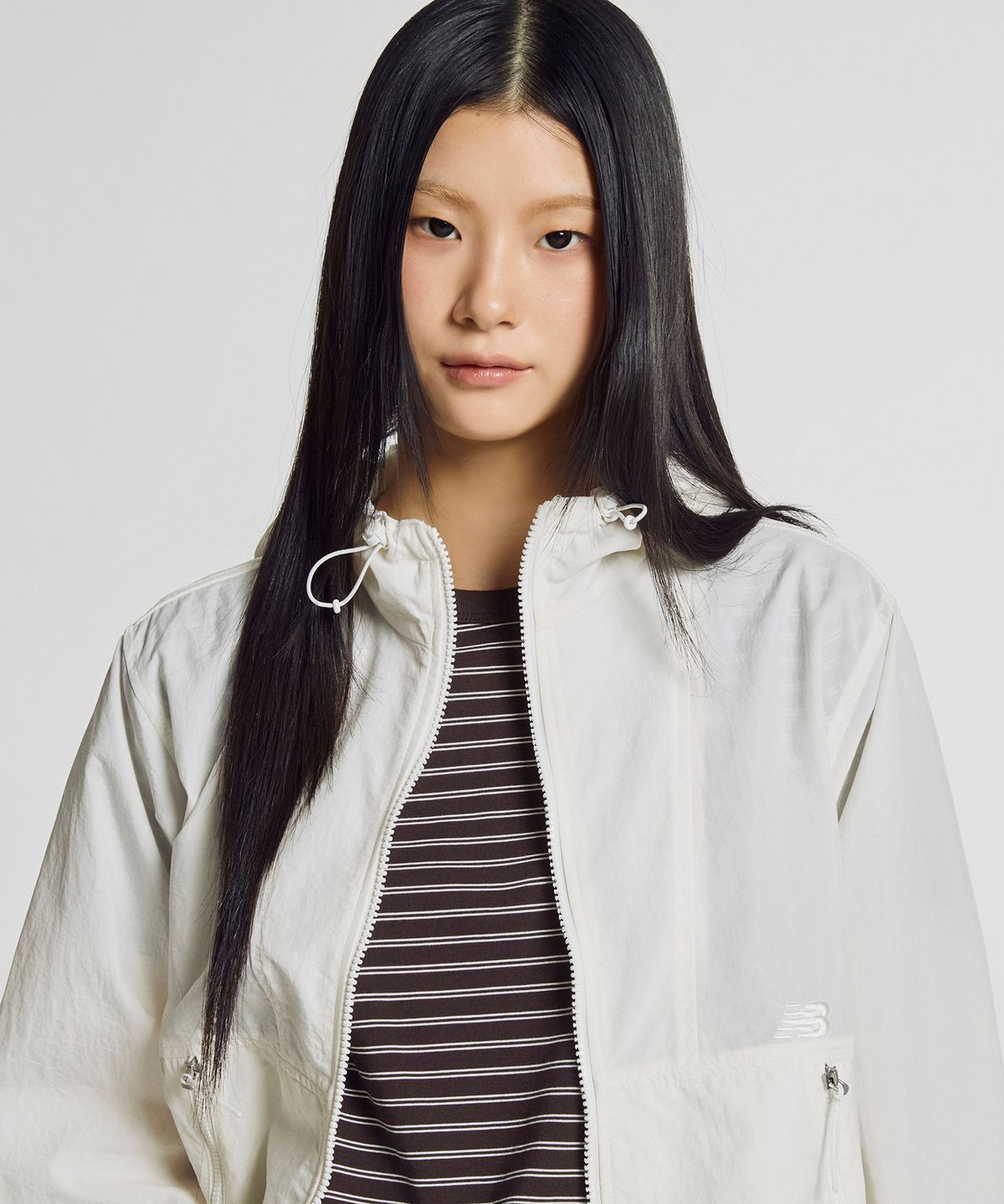 뉴발란스(NEW BALANCE) NBNAG2W322 / WOMEN 에센셜 후드 우븐 자켓 (CREAM)