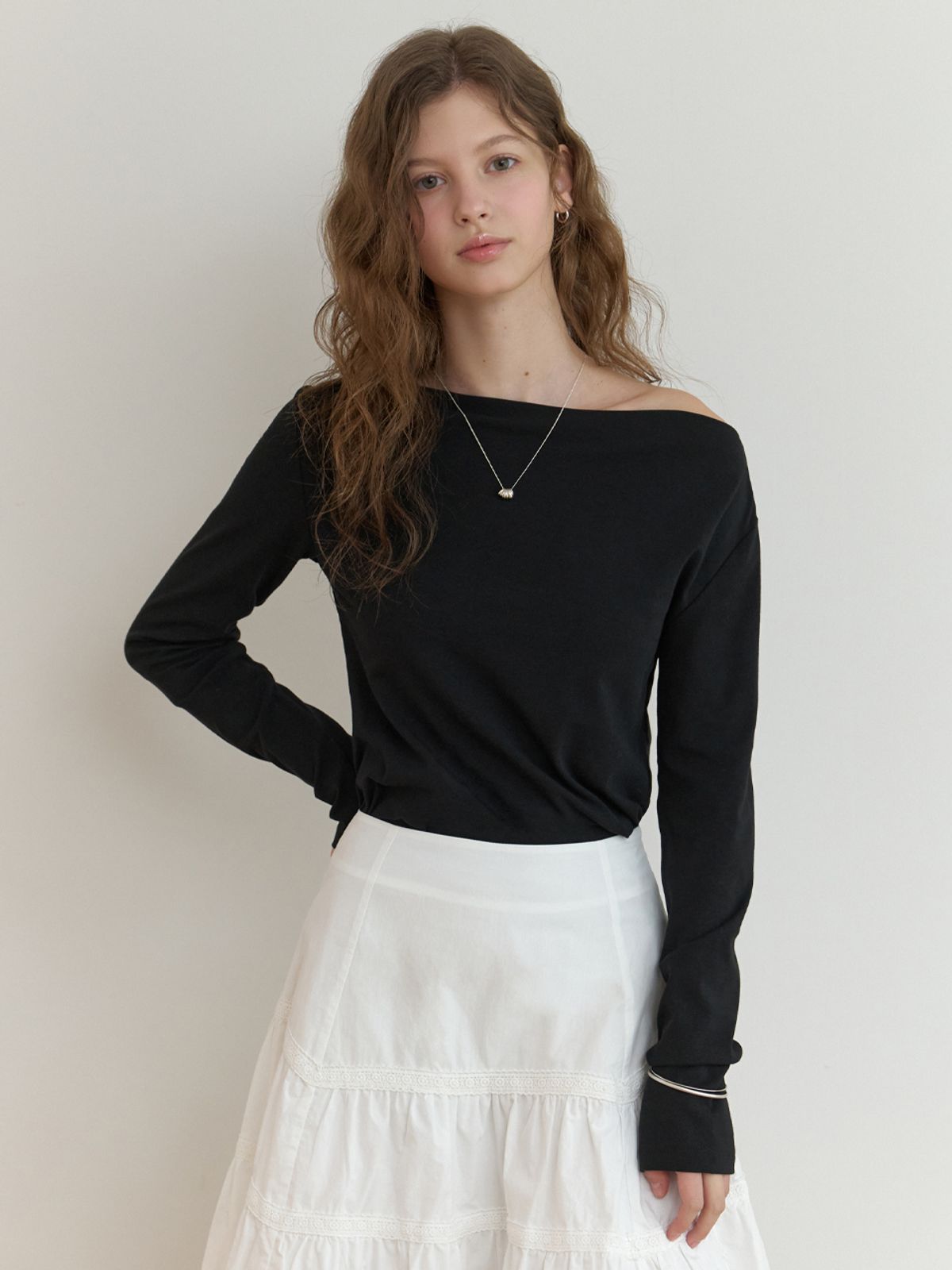 리엘(RE L) Dona off shoulder t-shirt (black)