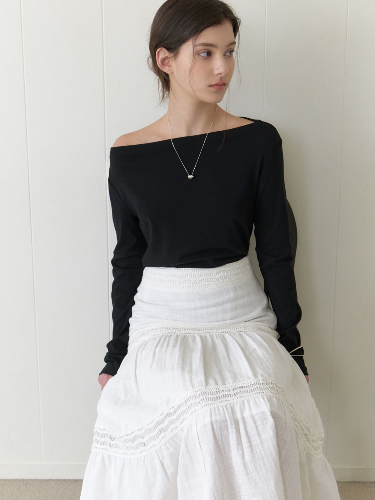 리엘(RE L) Dona off shoulder t-shirt (black)