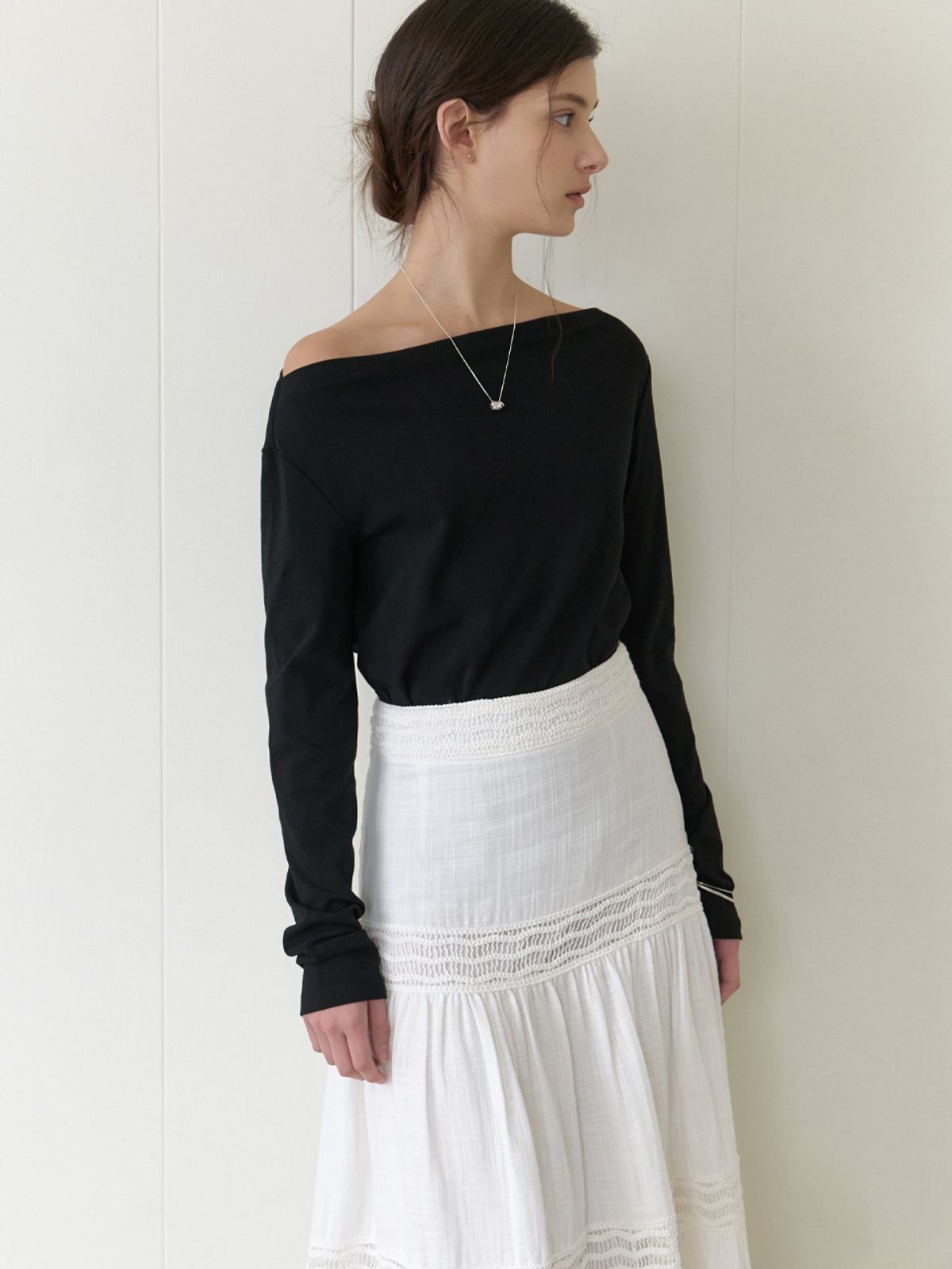 리엘(RE L) Dona off shoulder t-shirt (black)