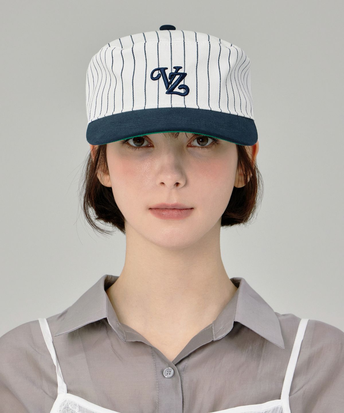 바잘(VARZAR) 리프 VZ 모노그램 스트라이프 필박스 캡 네이비