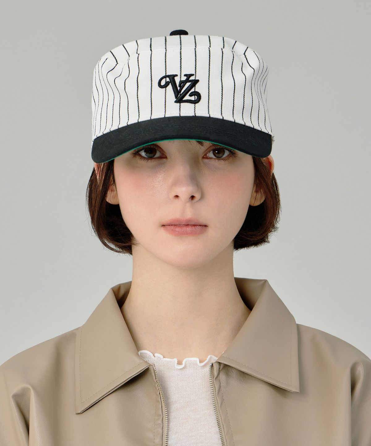 바잘(VARZAR) 리프 VZ 모노그램 스트라이프 필박스 캡 블랙
