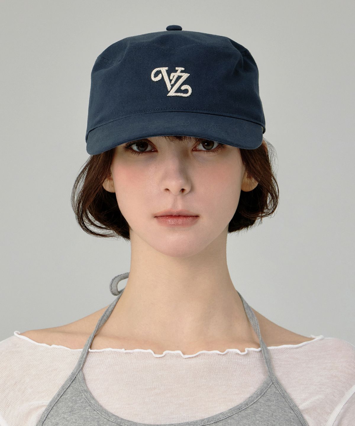 바잘(VARZAR) 리프 VZ 모노그램 트윌 필박스 캡 네이비