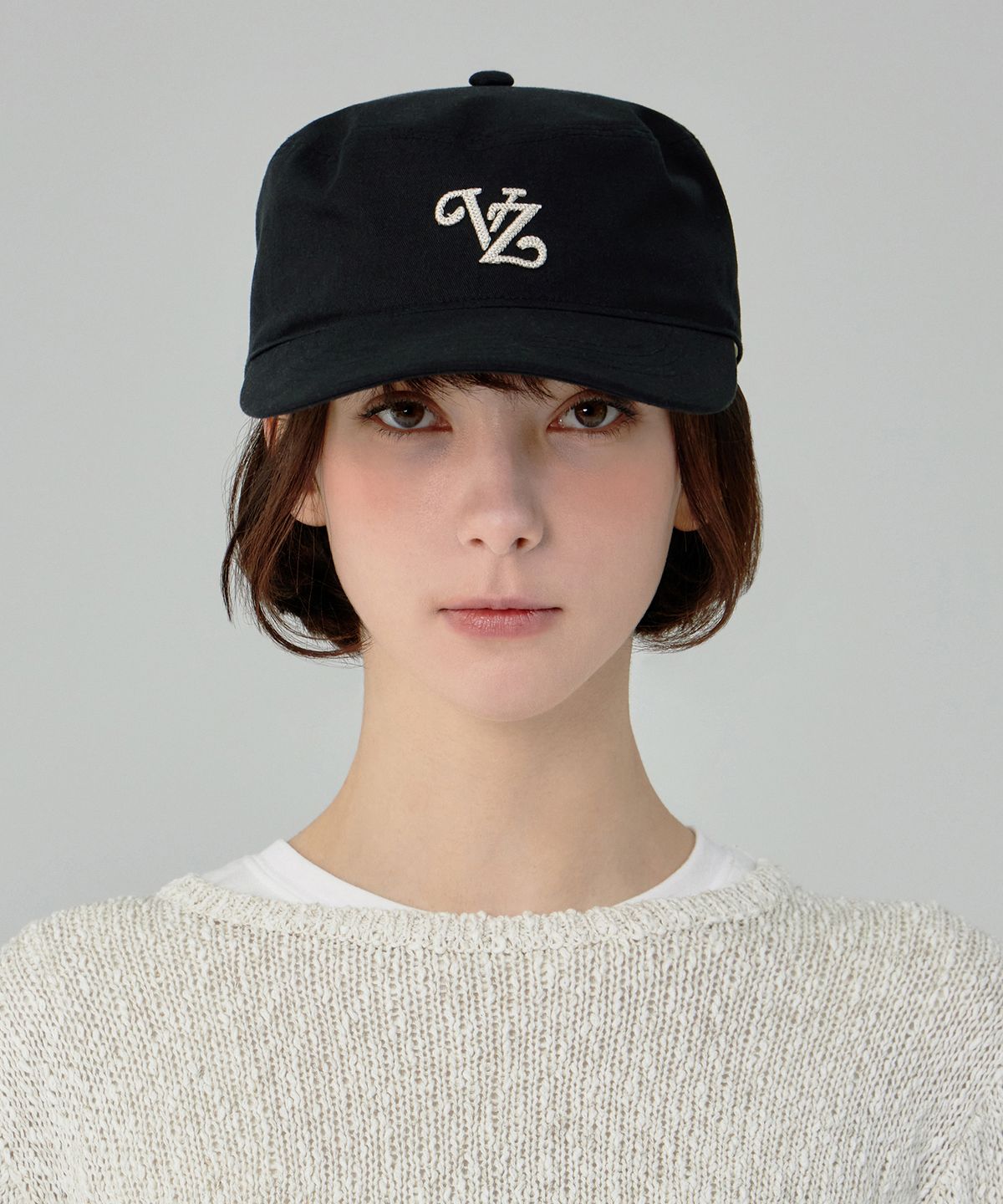 바잘(VARZAR) 리프 VZ 모노그램 트윌 필박스 캡 블랙