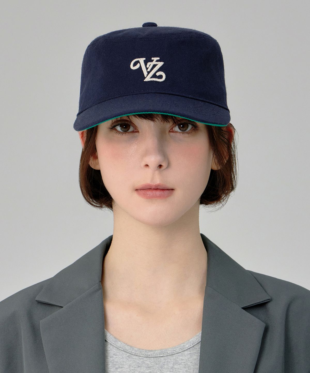 바잘(VARZAR) 리프 체인 VZ 모노그램 필박스 캡 네이비